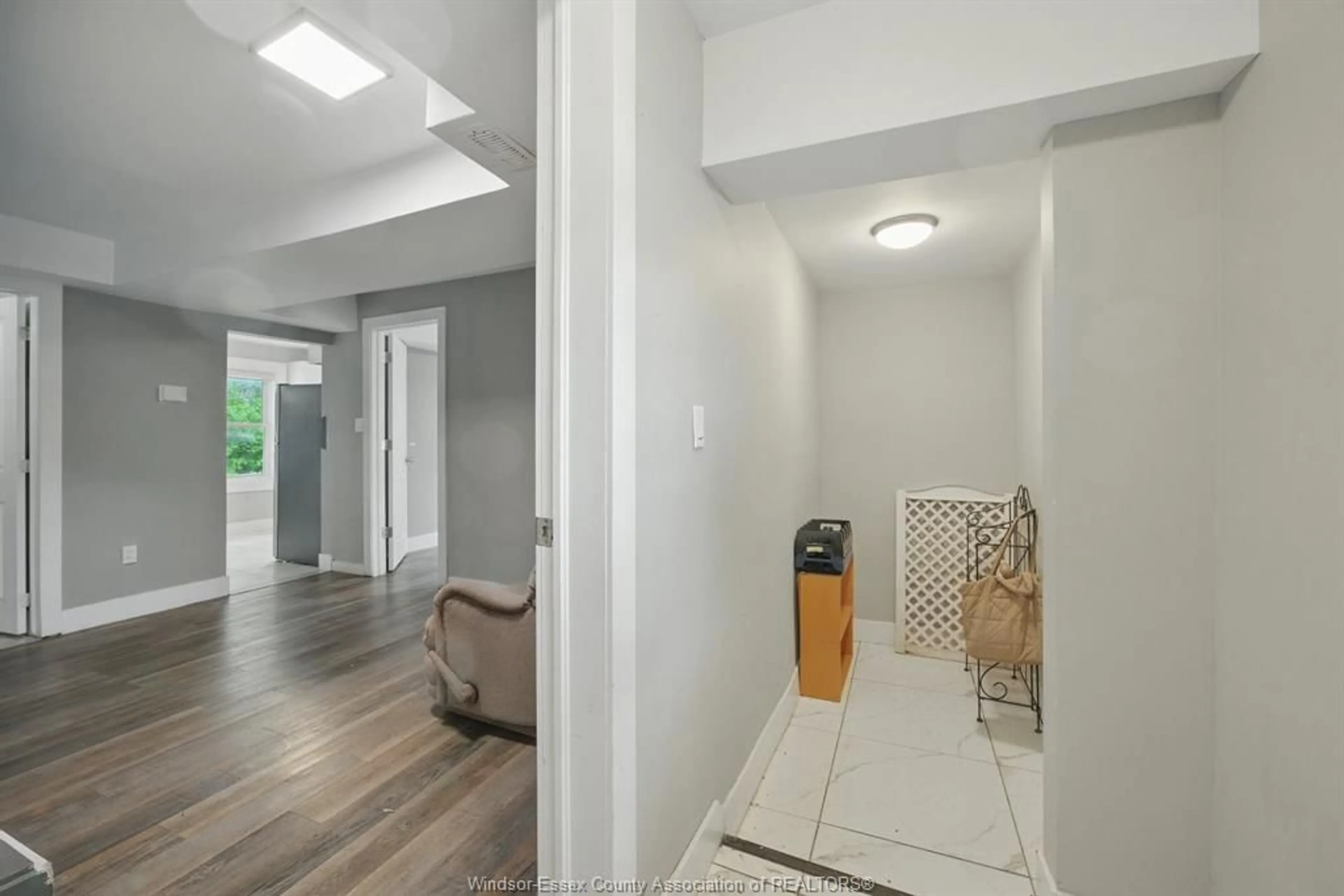 Indoor entryway for 2226 JANETTE Ave, Windsor Ontario N8X 1Z8