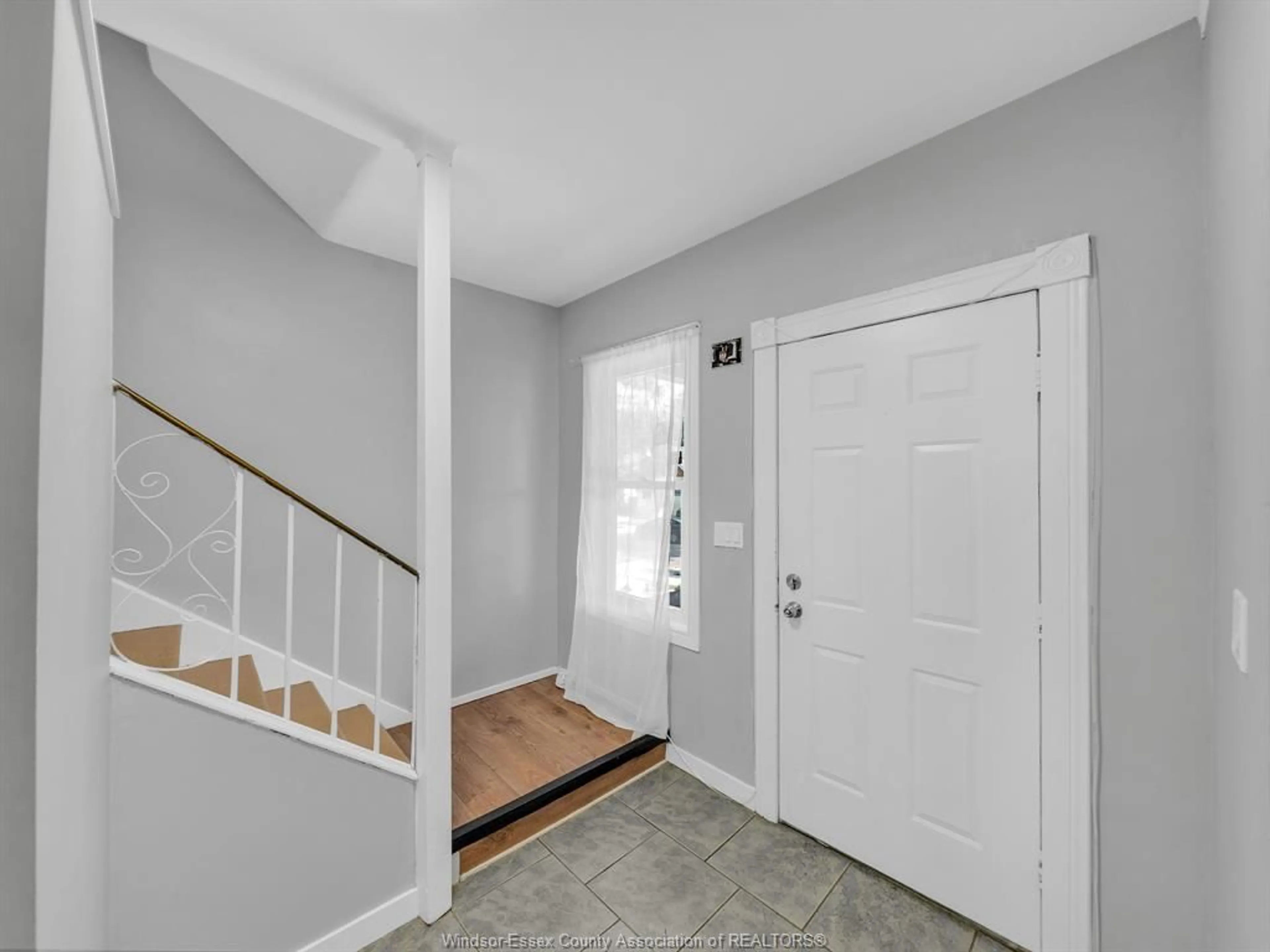 Indoor entryway for 376 ELLIS St, Windsor Ontario N8X 1B2