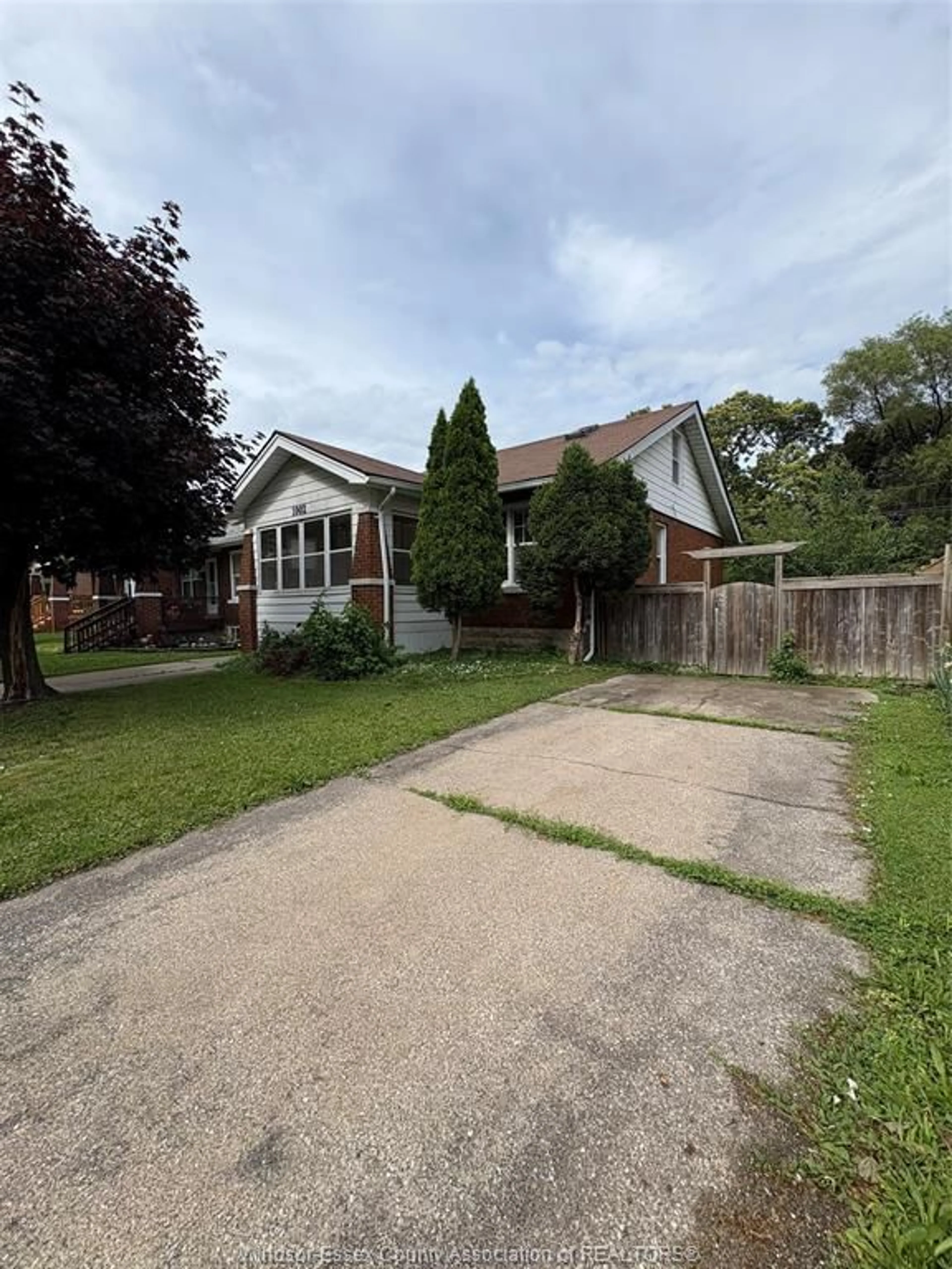 A pic from outside/outdoor area/front of a property/back of a property/a pic from drone, street for 1002 DAWSON, Windsor Ontario N8Y 4A4