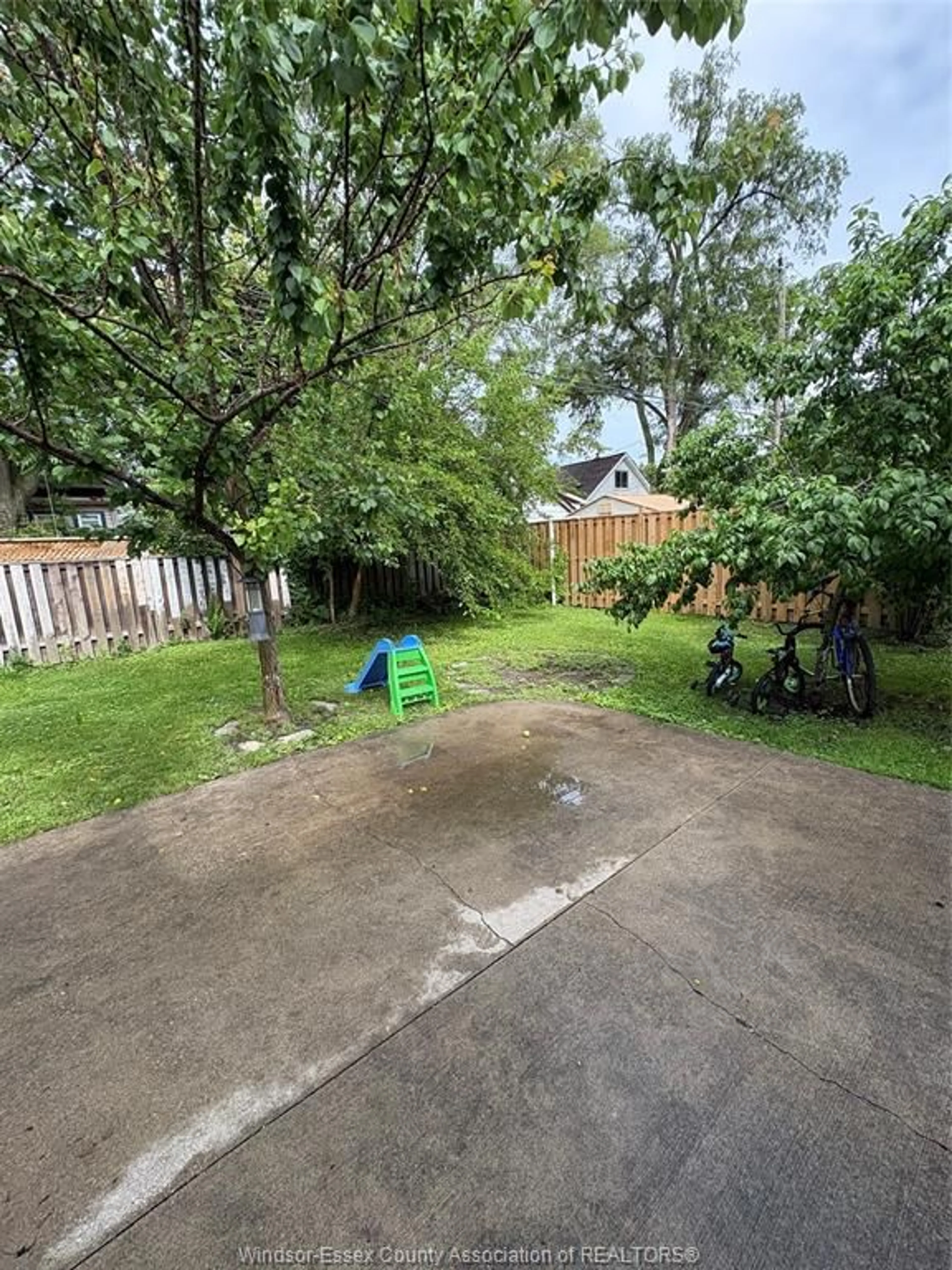 A pic from outside/outdoor area/front of a property/back of a property/a pic from drone, street for 1002 DAWSON, Windsor Ontario N8Y 4A4