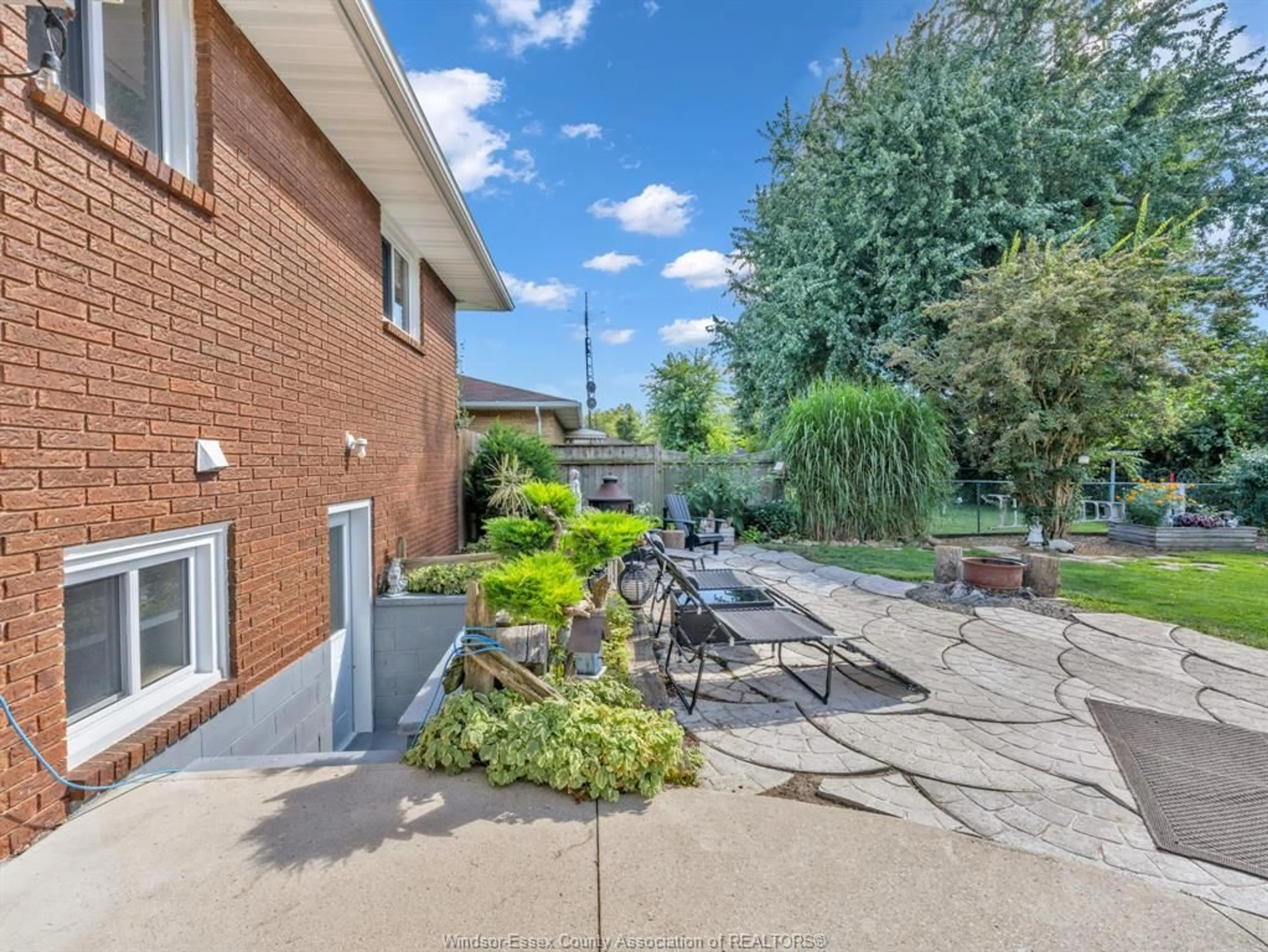 A pic from outside/outdoor area/front of a property/back of a property/a pic from drone, street for 127 McCallum Dr, Kingsville Ontario N9Y 1G7