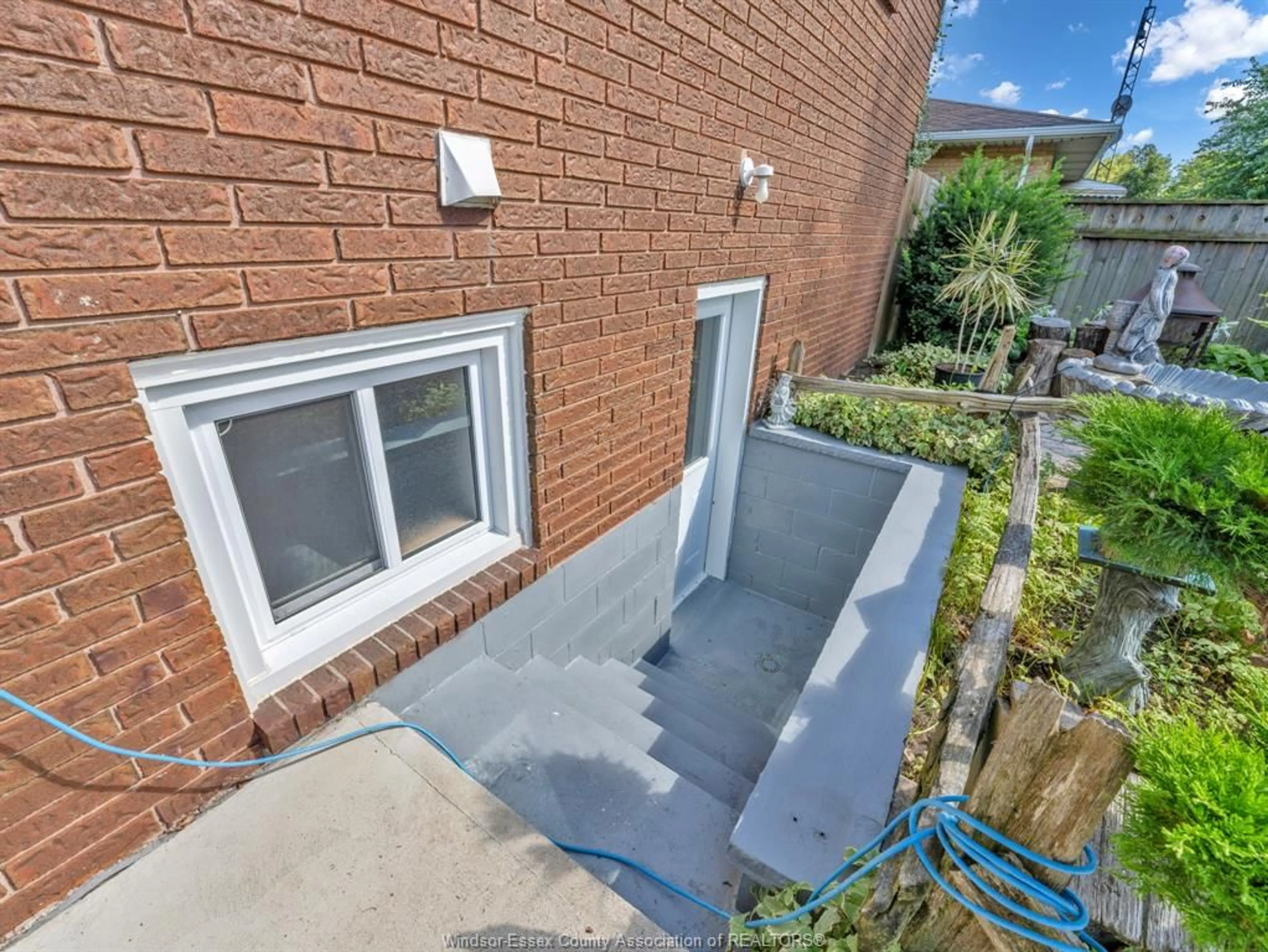 A pic from outside/outdoor area/front of a property/back of a property/a pic from drone, street for 127 McCallum Dr, Kingsville Ontario N9Y 1G7