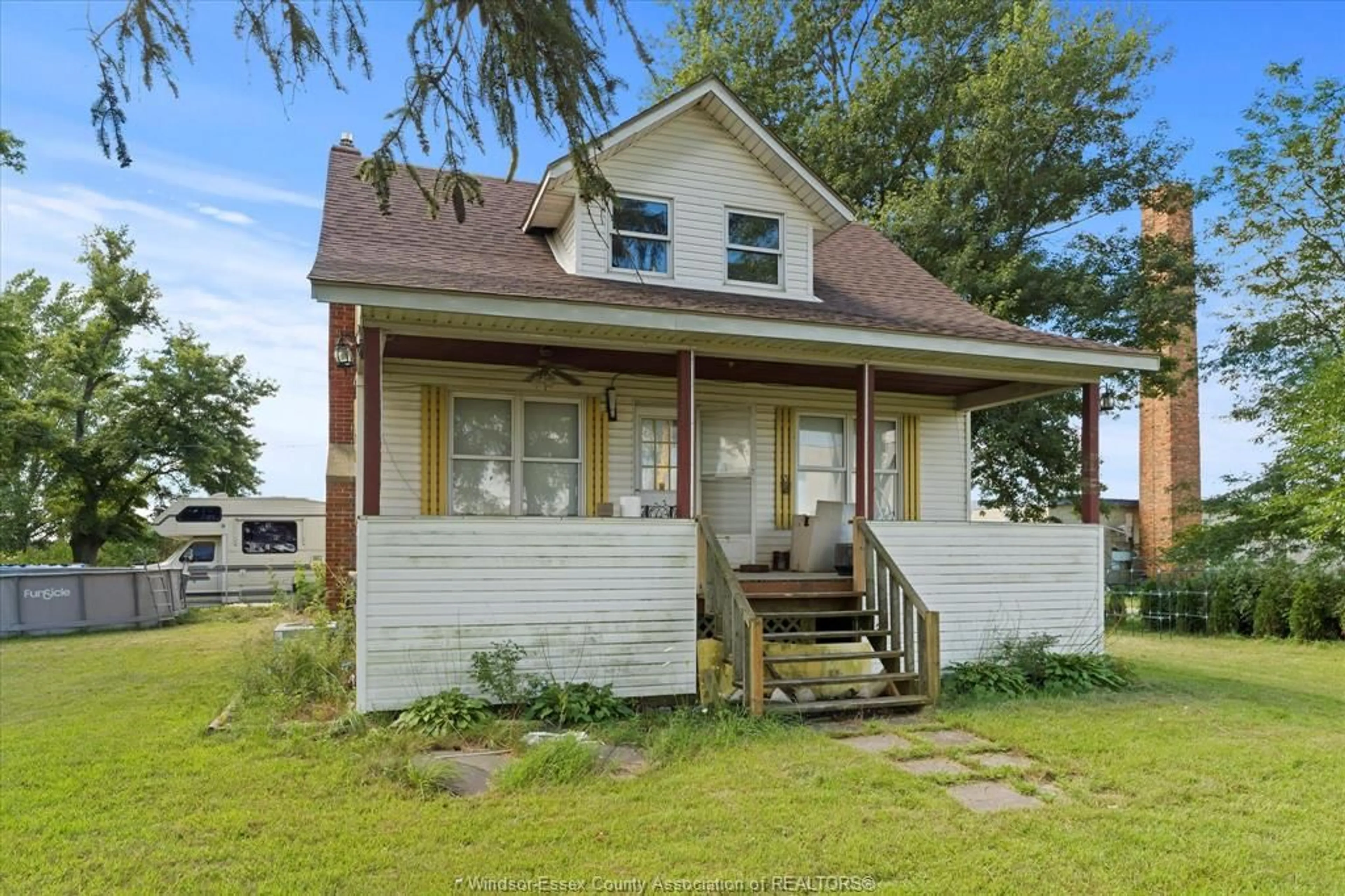 Home with vinyl exterior material, street for 528 MERSEA ROAD 8, Leamington Ontario N8H 3V8
