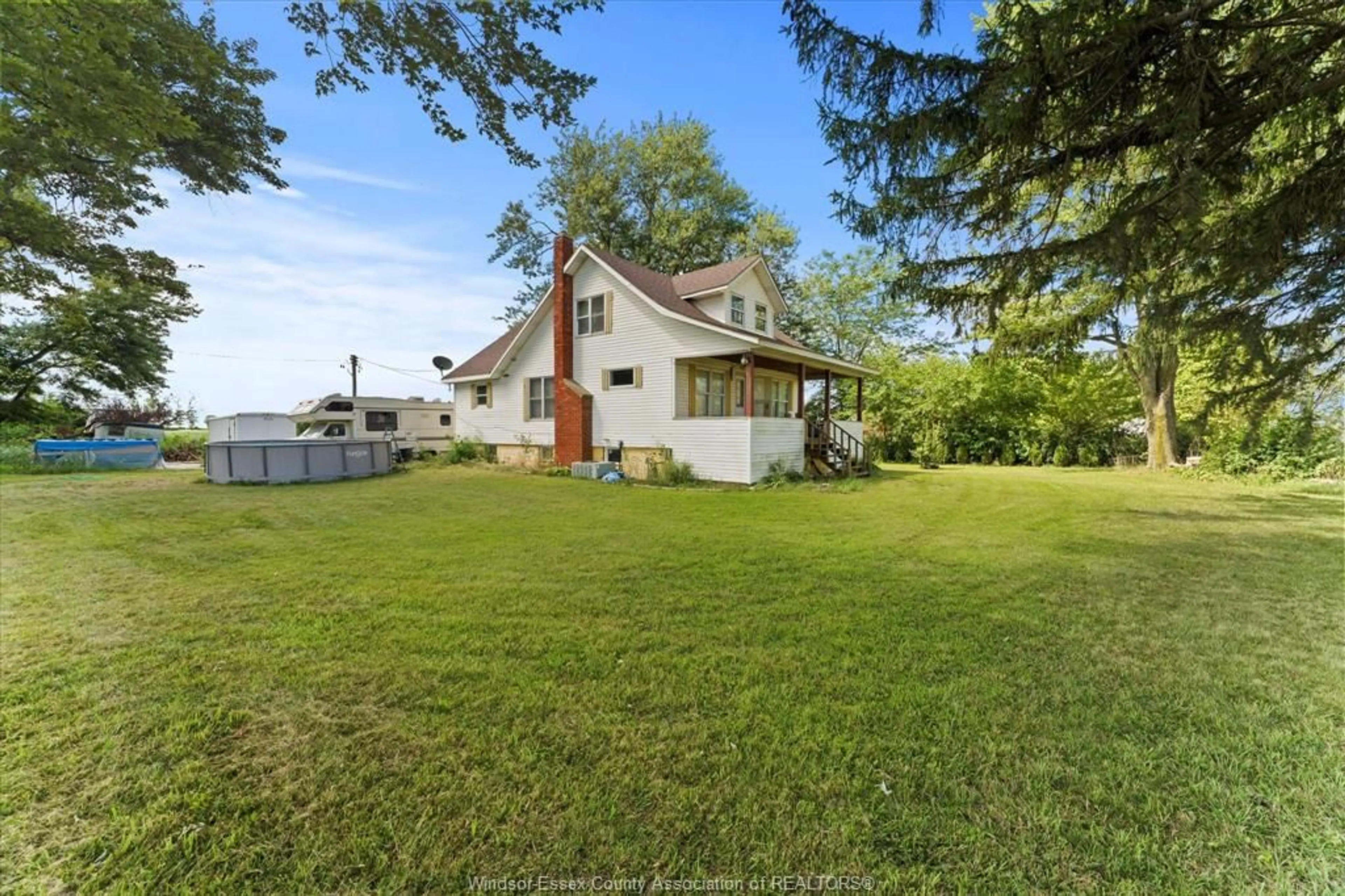 A pic from outside/outdoor area/front of a property/back of a property/a pic from drone, unknown for 528 MERSEA ROAD 8, Leamington Ontario N8H 3V8