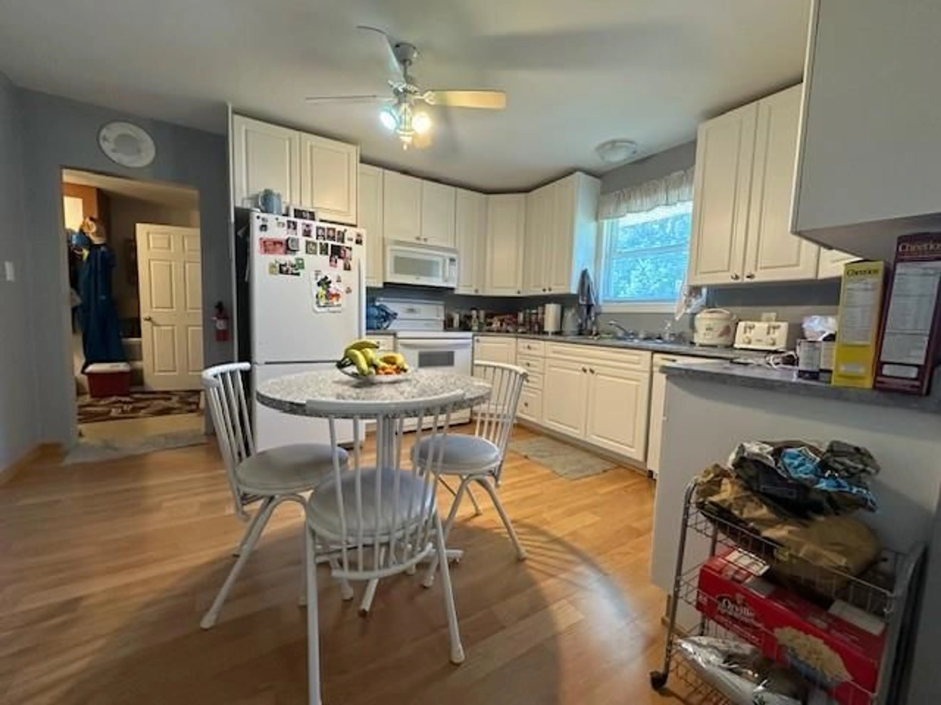 Open concept kitchen, wood/laminate floor for 410 McNAUGHTON Ave, Chatham Ontario N7L 1G9