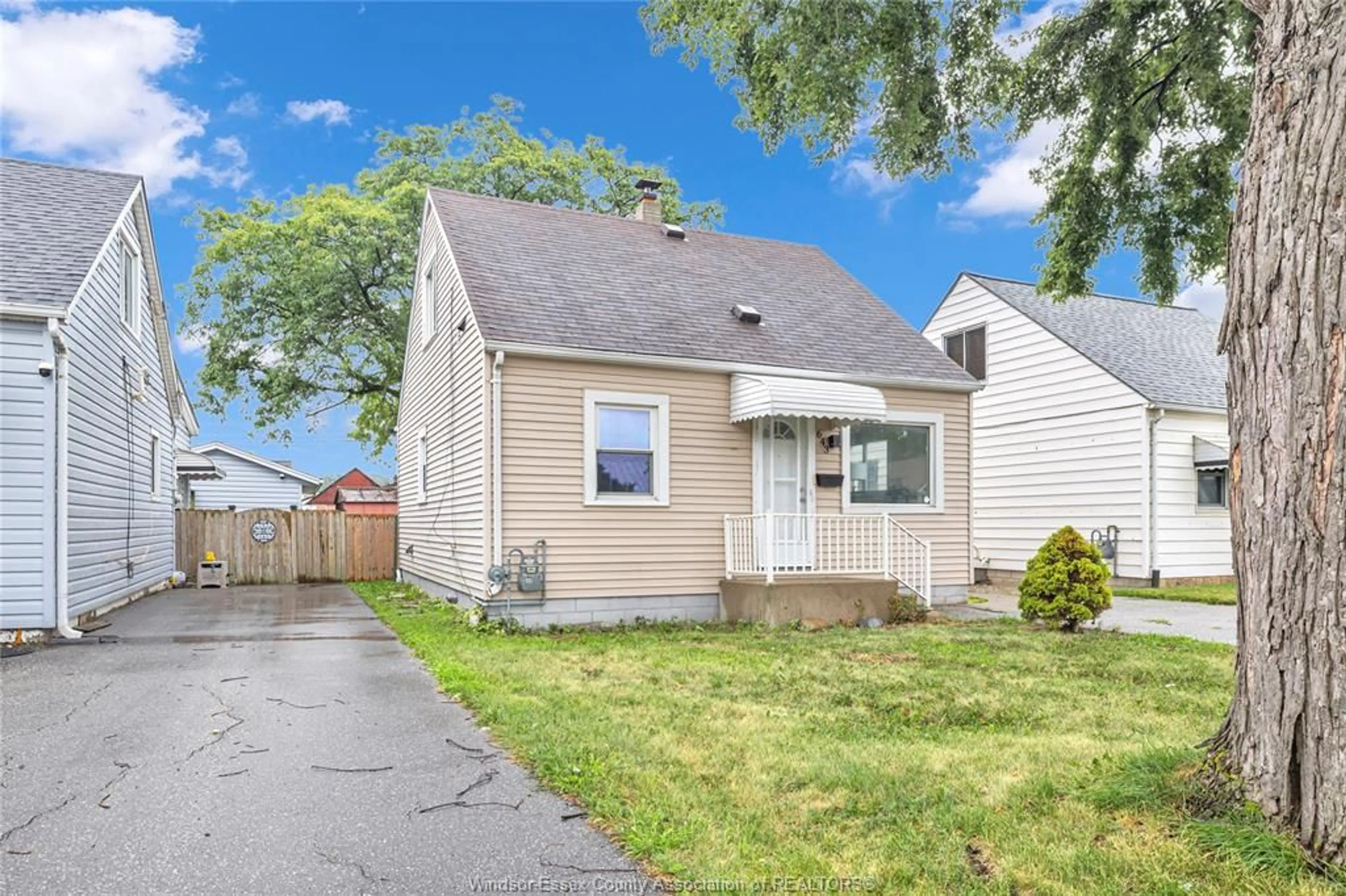 Home with vinyl exterior material, street for 643 BENSETTE, Windsor Ontario N9X 2Y8