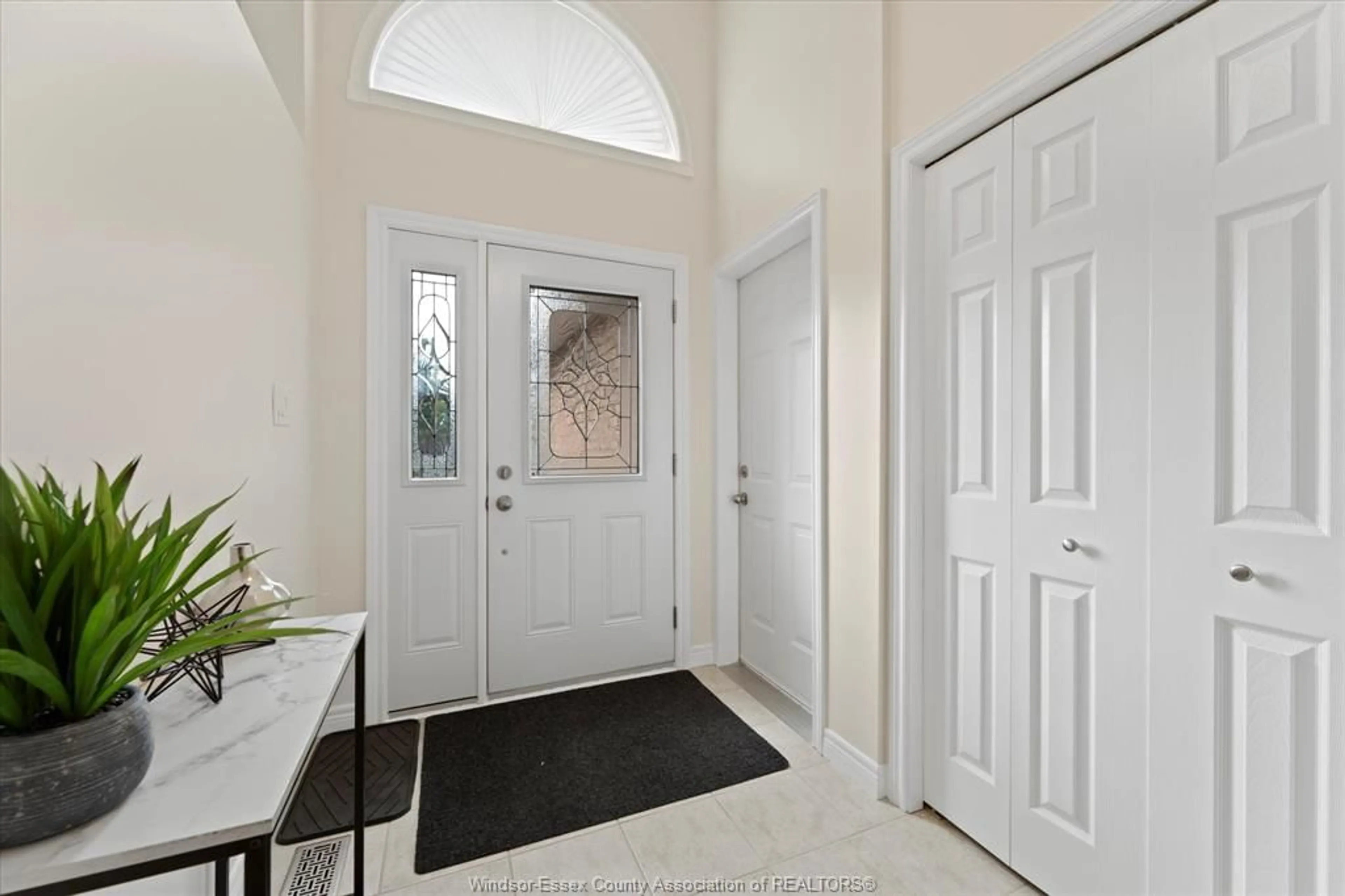 Indoor entryway for 1048 BELLAGIO, Windsor Ontario N8P 1J6