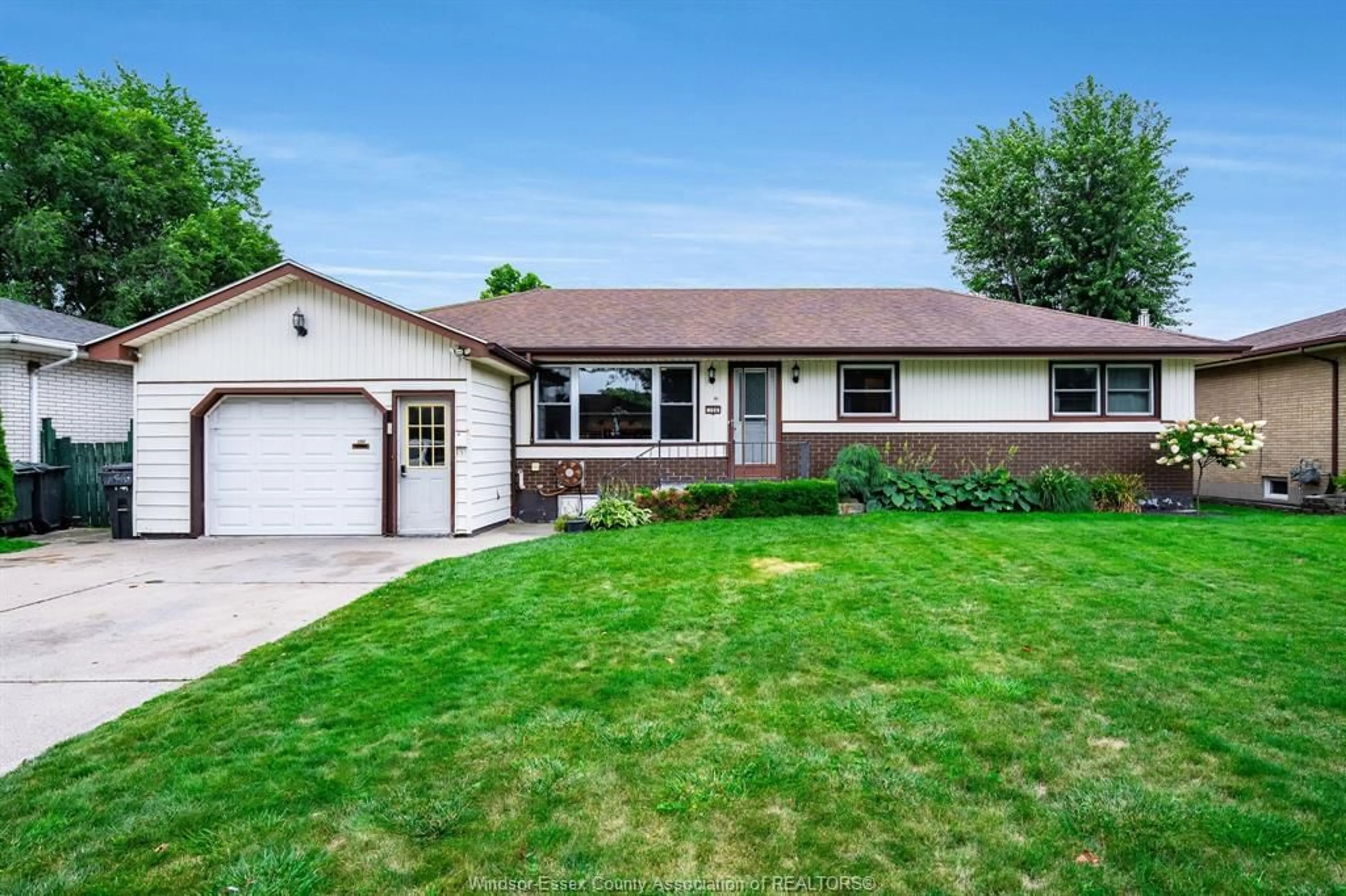 Home with vinyl exterior material, street for 104 Danforth Ave, Leamington Ontario N8H 2R2