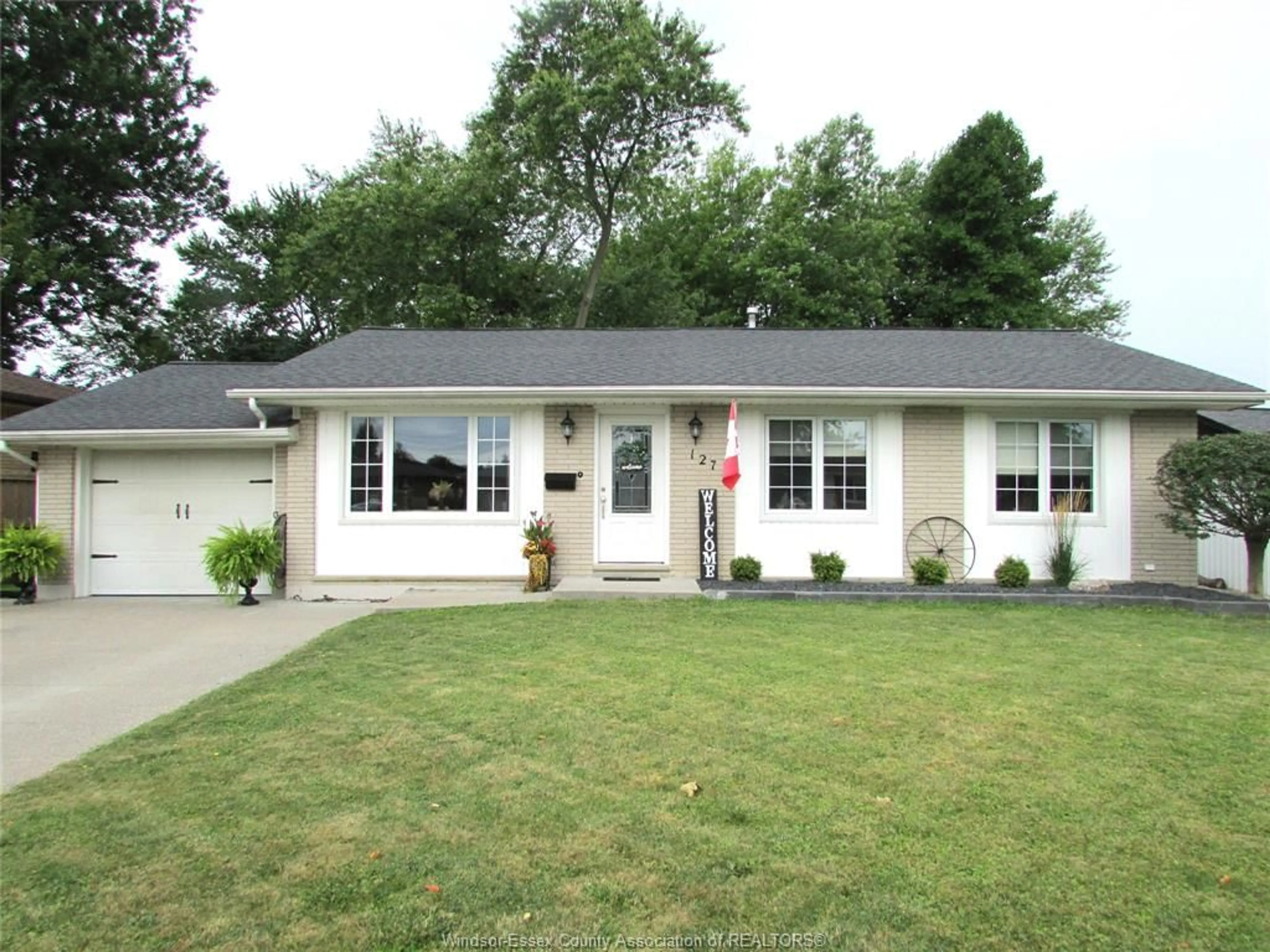 Home with vinyl exterior material, street for 127 Danforth Ave, Leamington Ontario N8H 2R1
