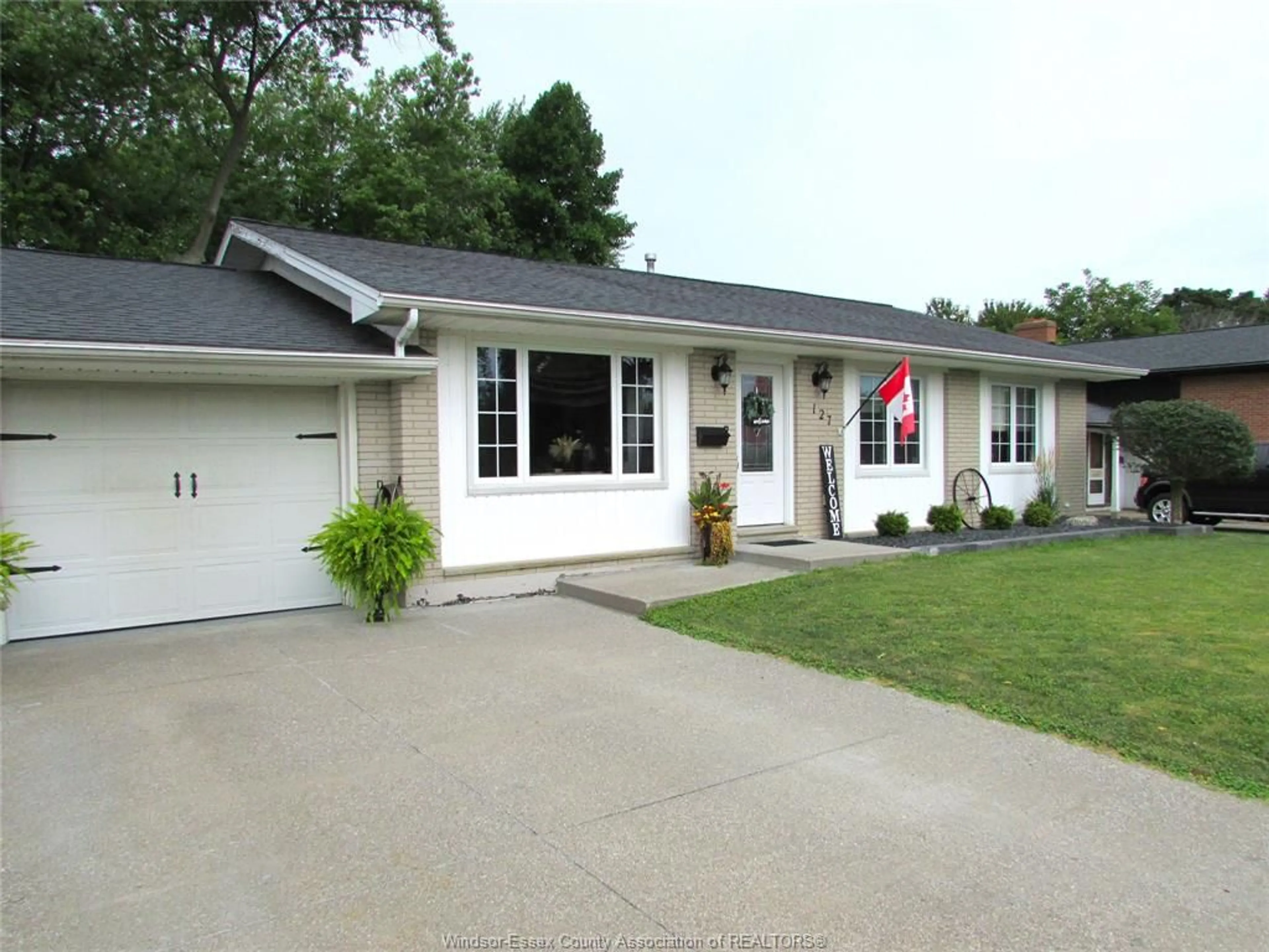 Home with vinyl exterior material, street for 127 Danforth Ave, Leamington Ontario N8H 2R1