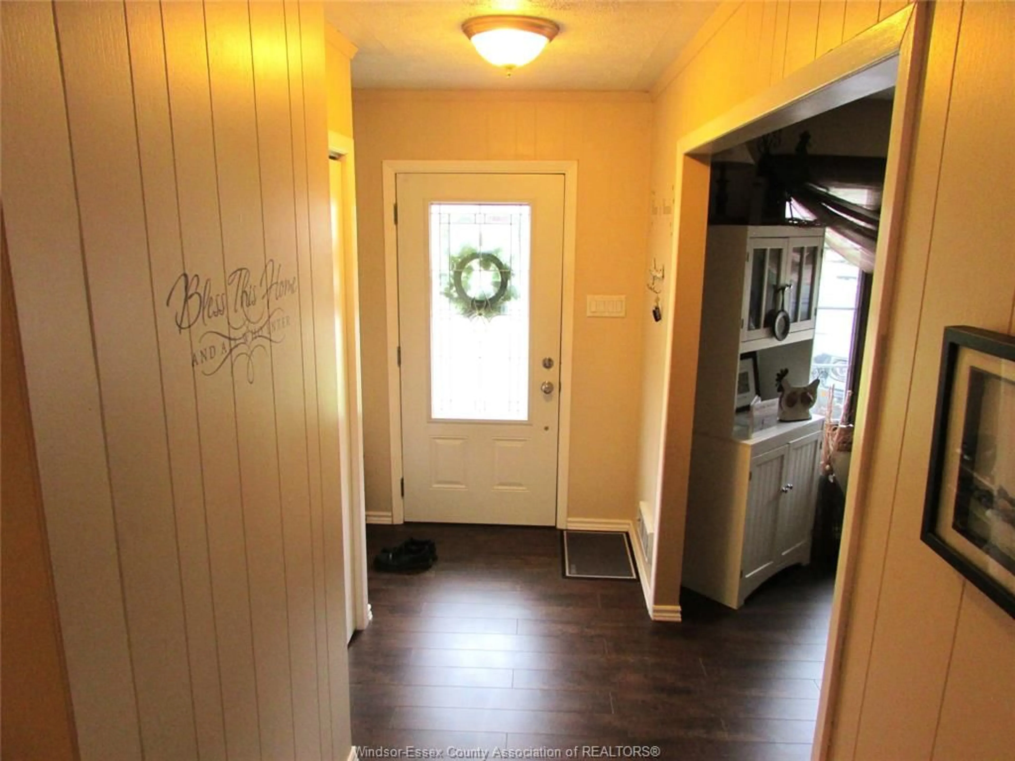 Indoor entryway for 127 Danforth Ave, Leamington Ontario N8H 2R1