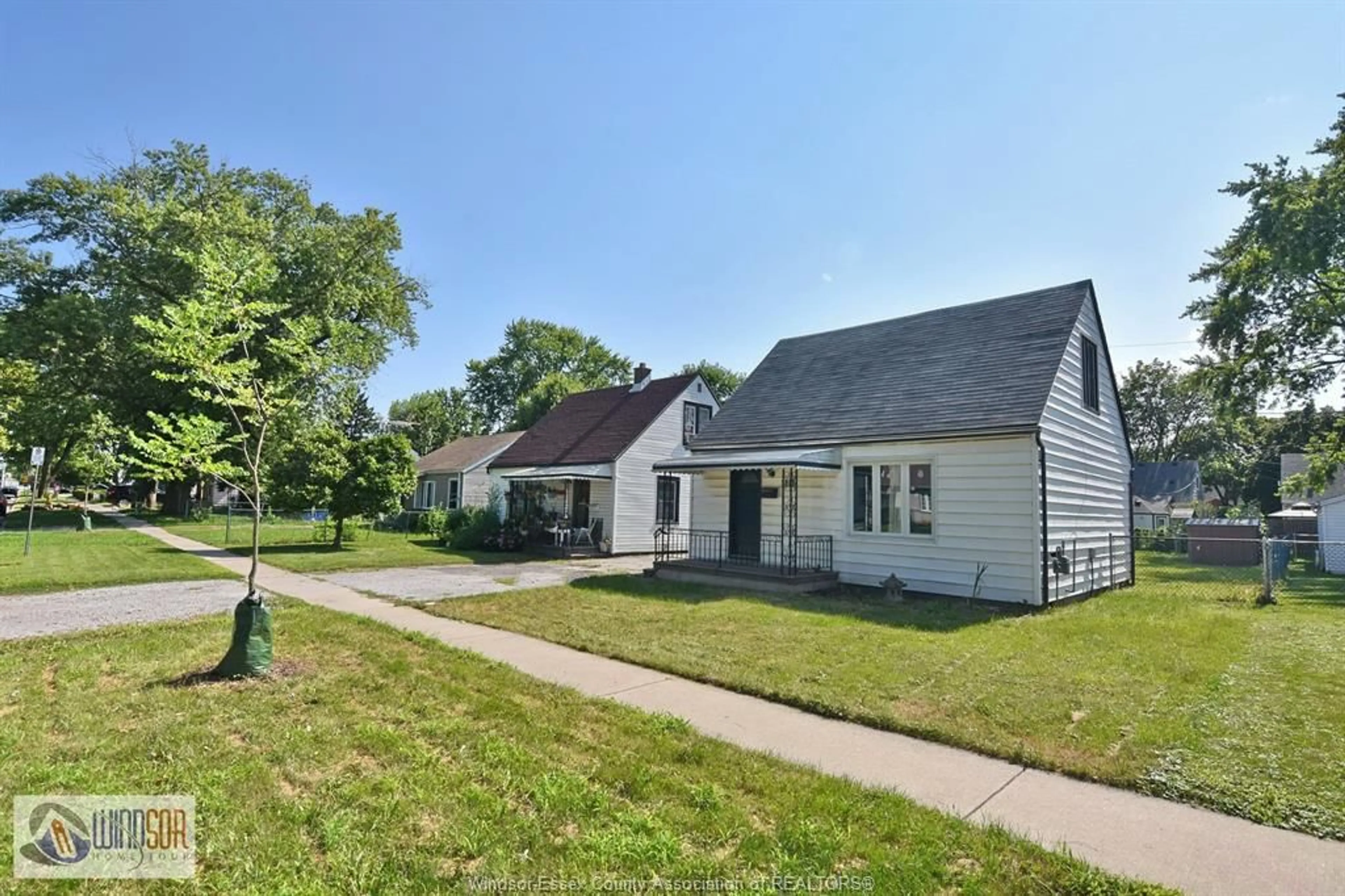 A pic from outside/outdoor area/front of a property/back of a property/a pic from drone, street for 1315 PARTINGTON Ave, Windsor Ontario N9B 2P5