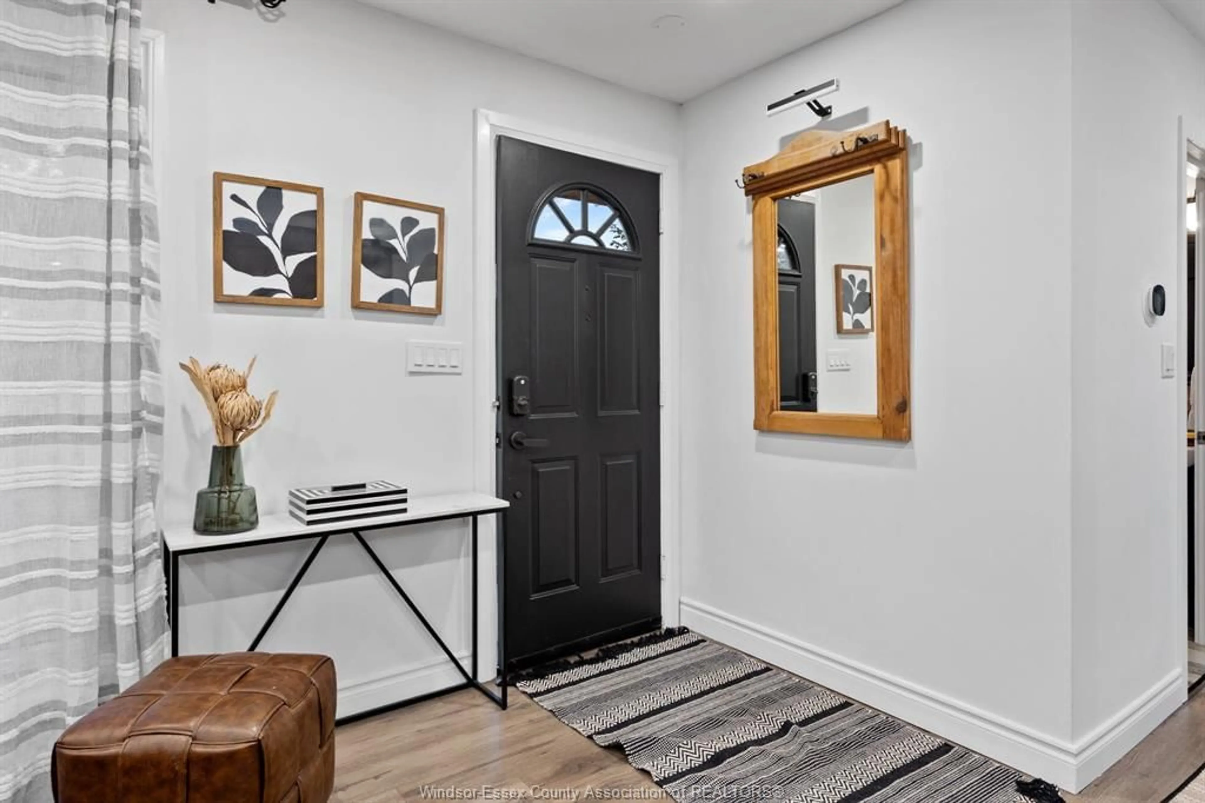 Indoor entryway for 3500 CHARLEVOIX, Windsor Ontario N9E 3B3