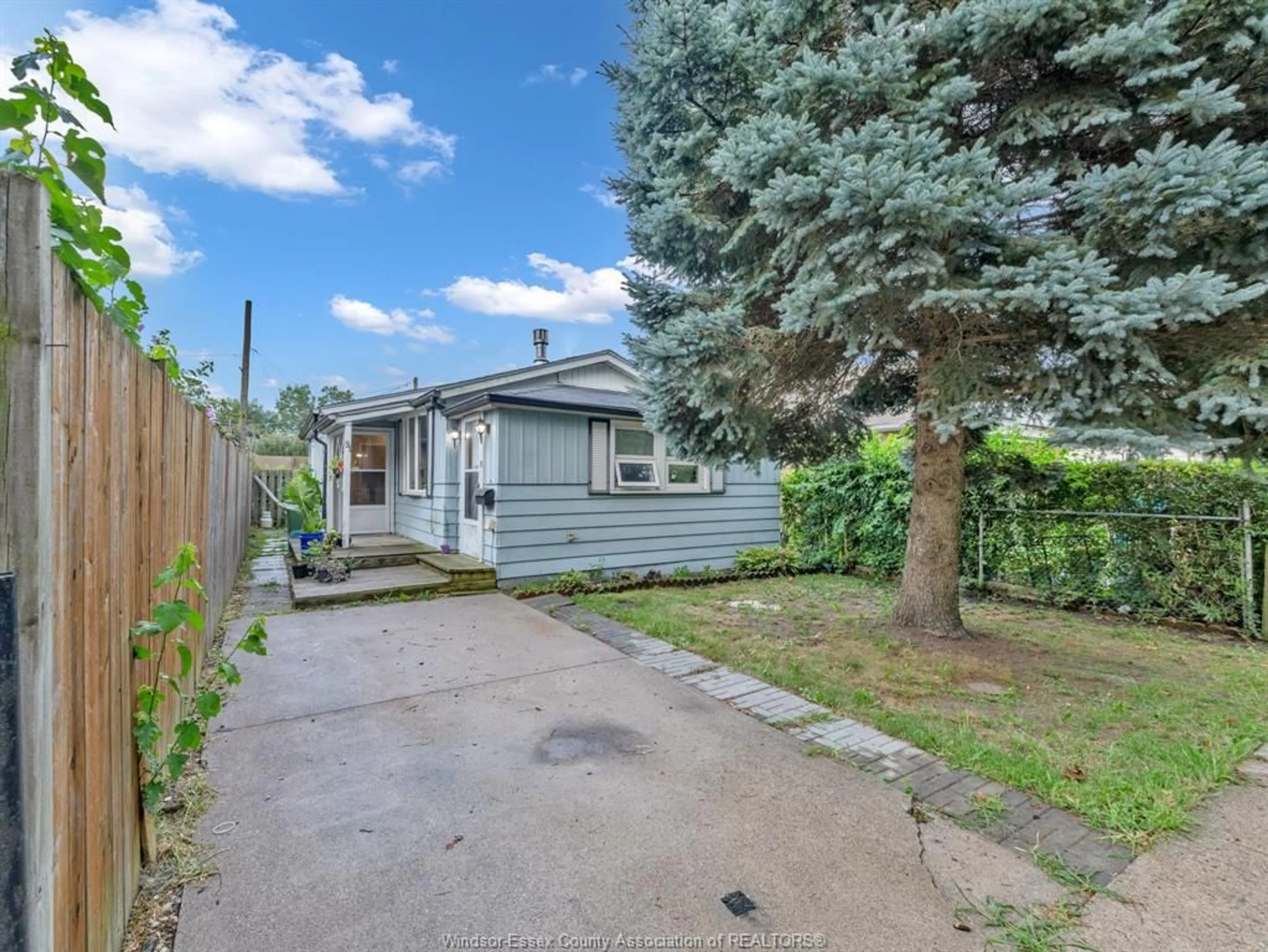 A pic from outside/outdoor area/front of a property/back of a property/a pic from drone, street for 91 BALACLAVA St, Amherstburg Ontario N9V 2G7