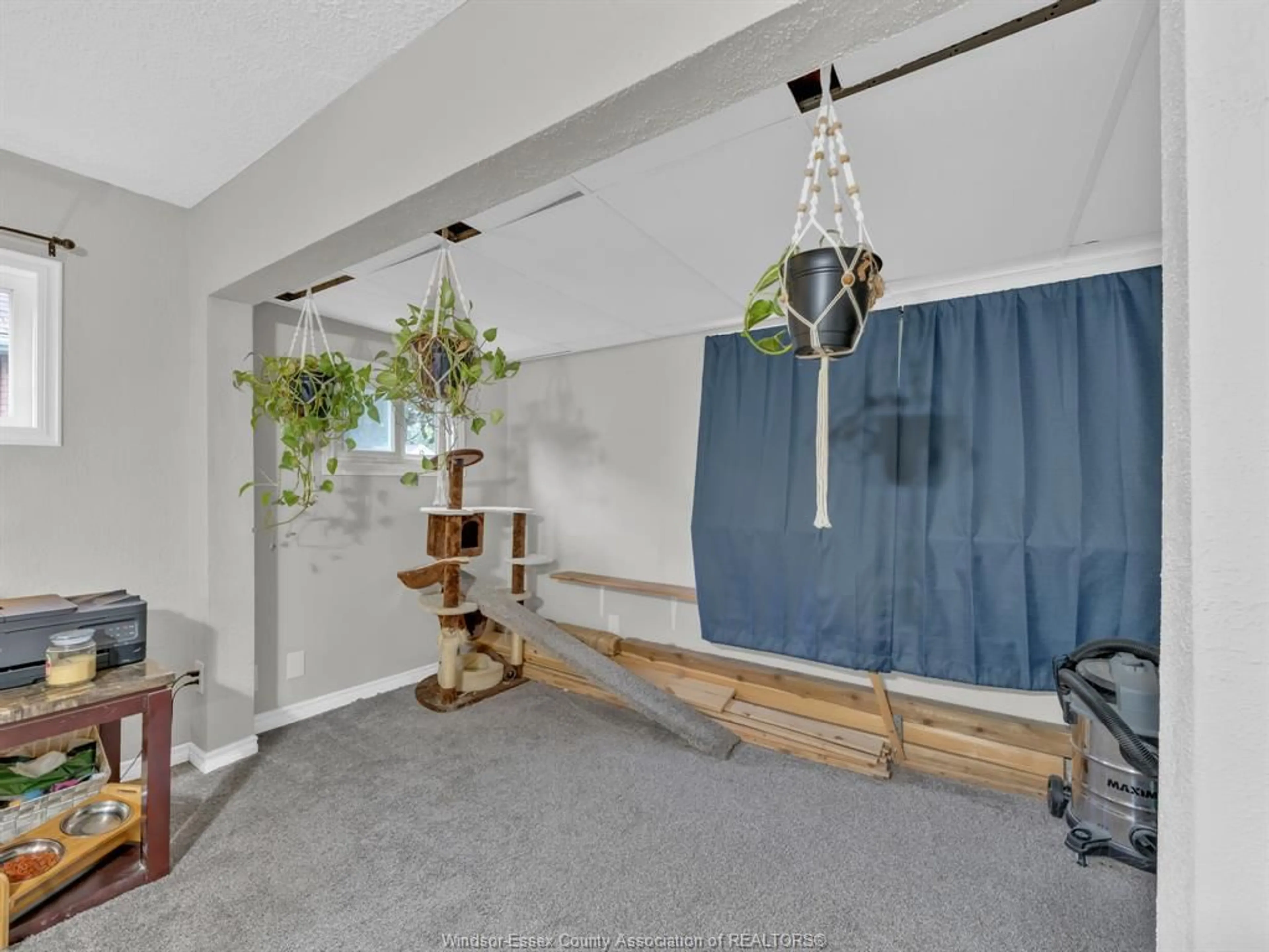 Indoor foyer for 91 BALACLAVA St, Amherstburg Ontario N9V 2G7