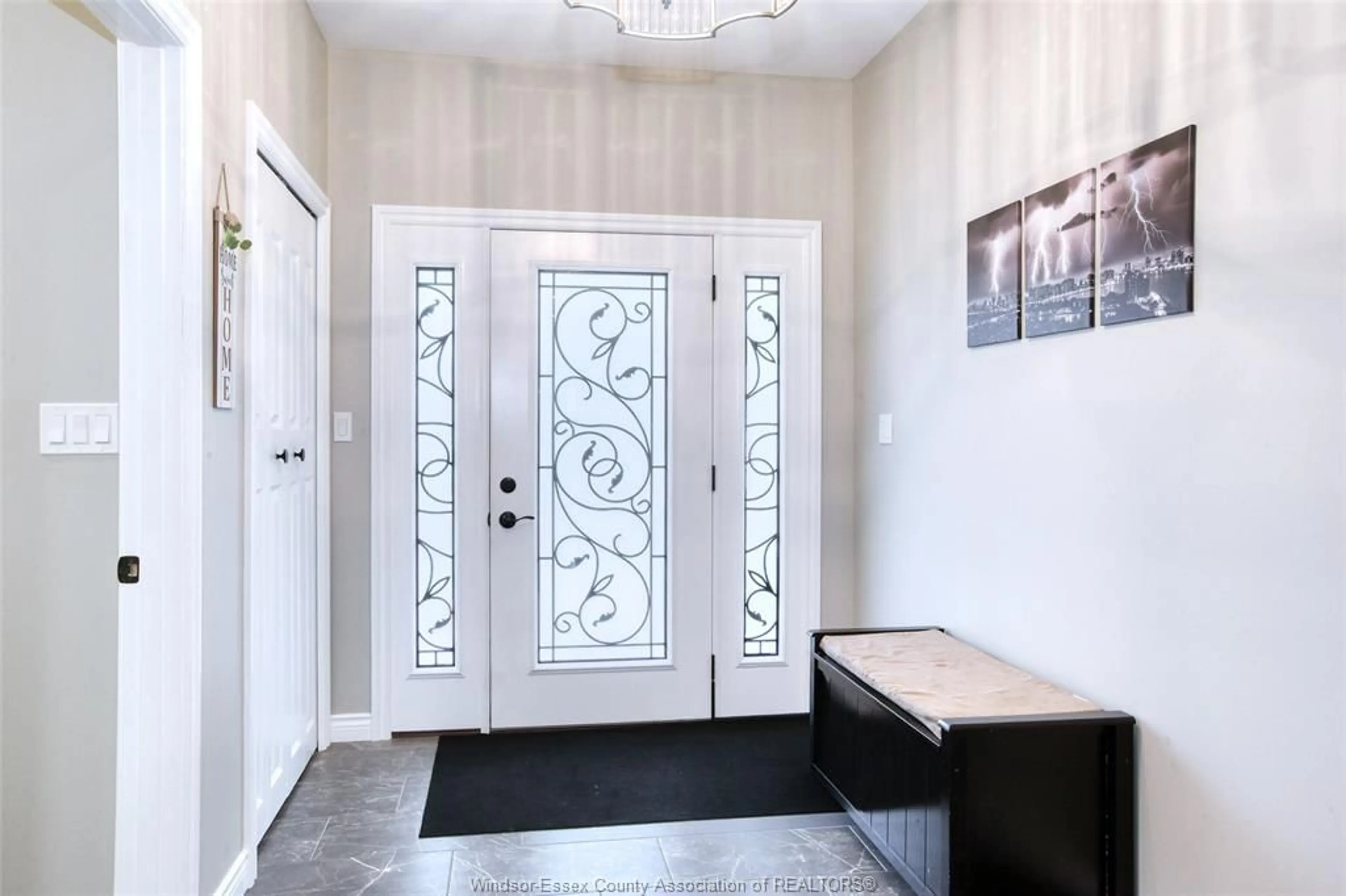 Indoor entryway for 171 RIVERVIEW Ave, LaSalle Ontario N9J 1E3
