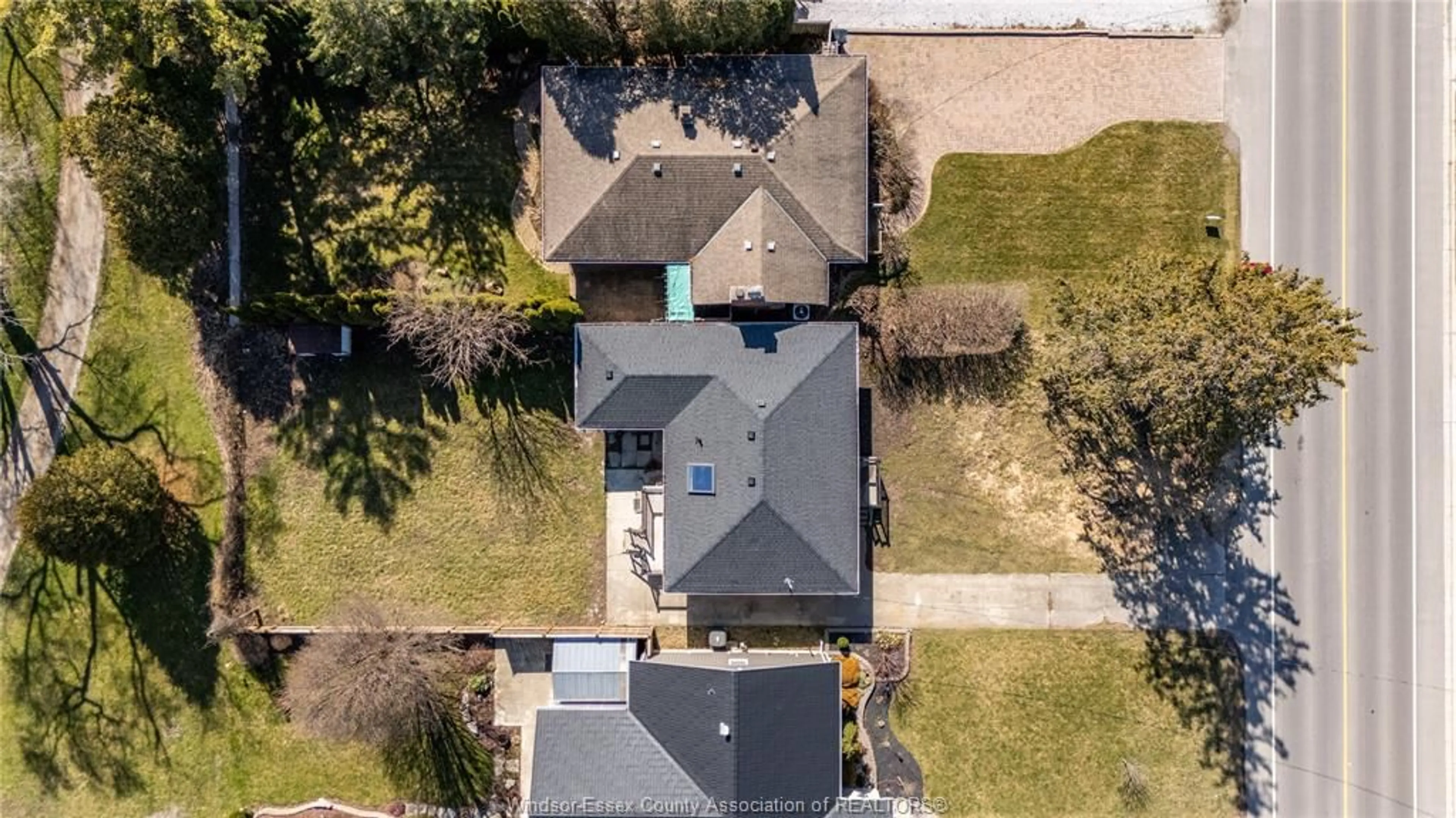 A pic from outside/outdoor area/front of a property/back of a property/a pic from drone, street for 416 INDIAN CREEK, Chatham Ontario N7M 2E2