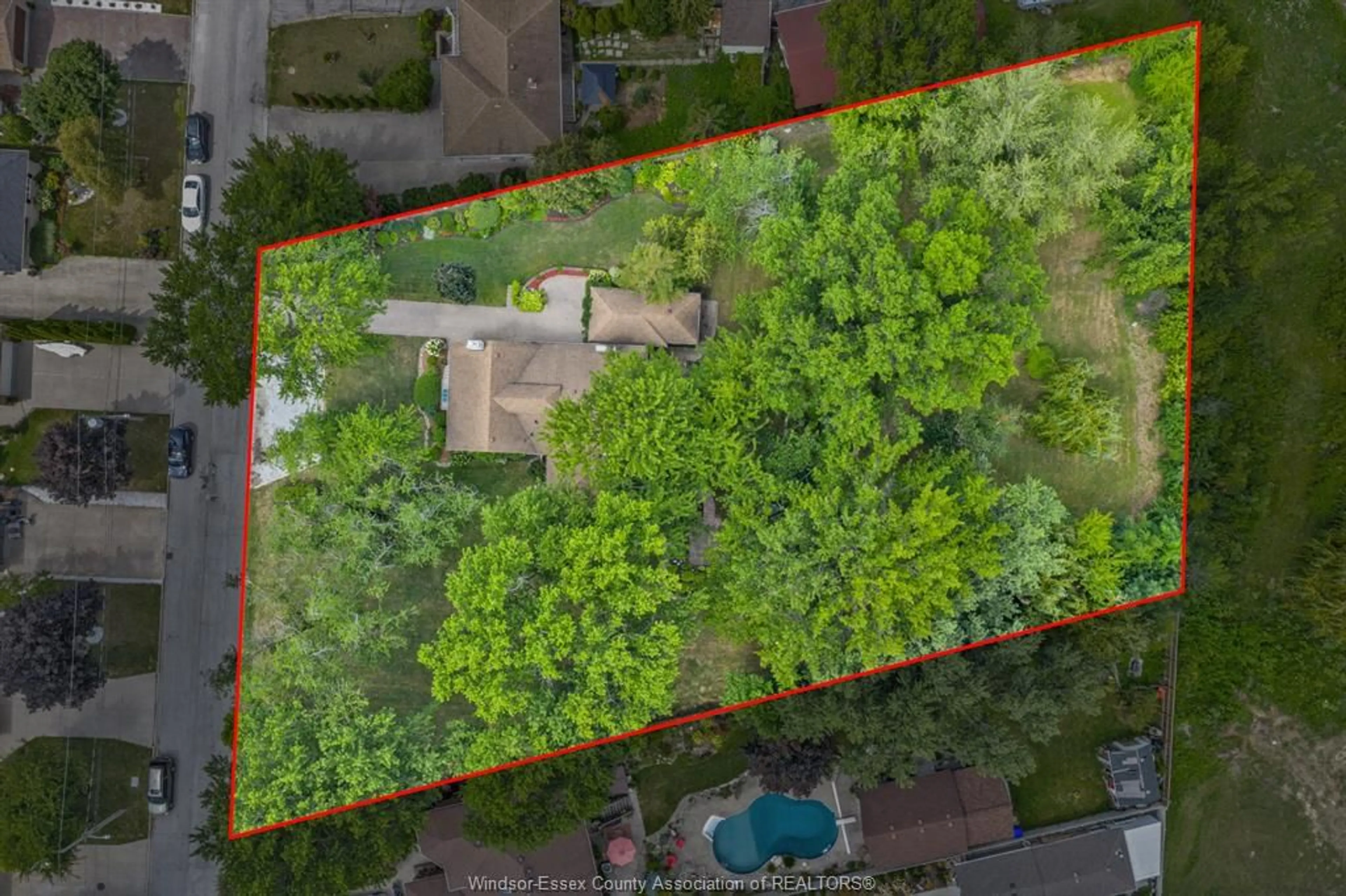 A pic from outside/outdoor area/front of a property/back of a property/a pic from drone, street for 2702 TOURANGEAU, Windsor Ontario N8W 4P3