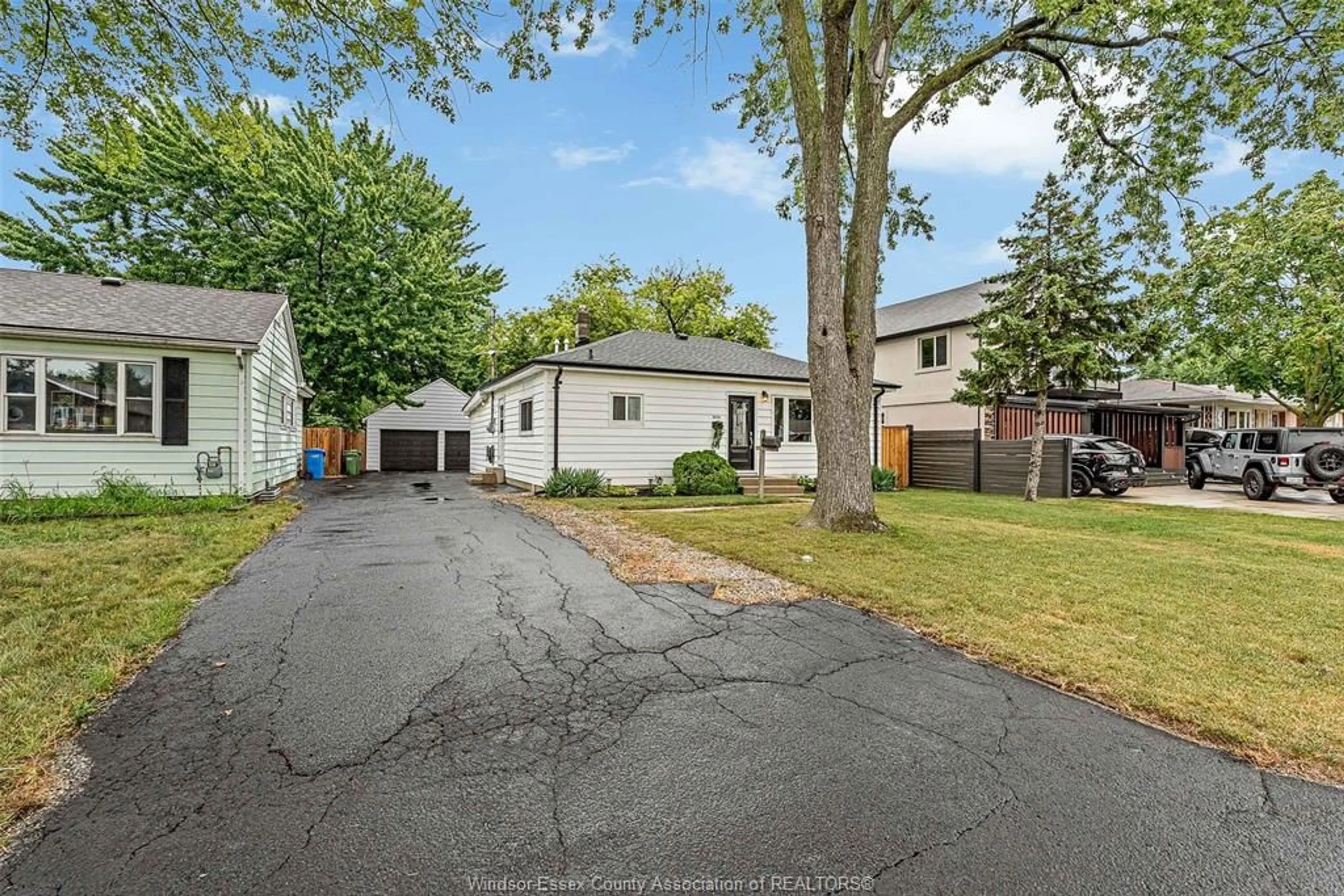 A pic from outside/outdoor area/front of a property/back of a property/a pic from drone, street for 3034 LLOYD GEORGE, Windsor Ontario N8T 2V2