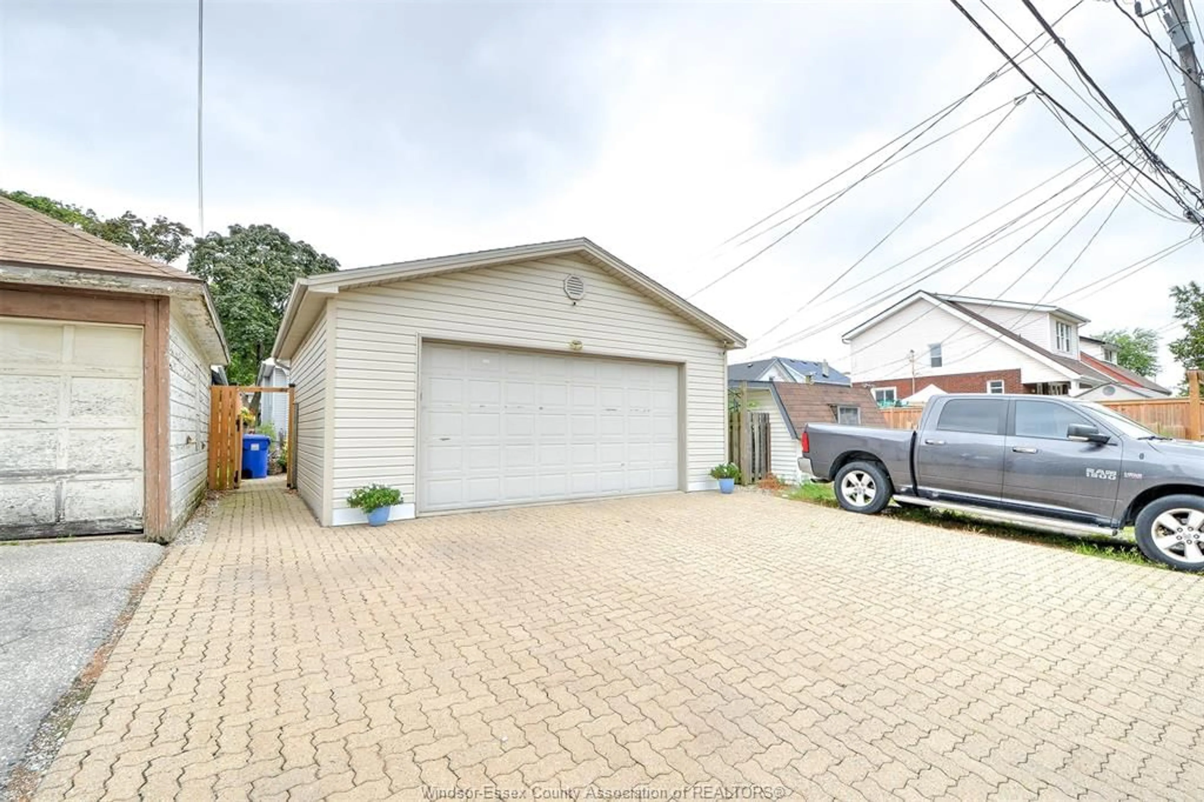 Indoor garage for 523 ELM, Windsor Ontario N9A 5H2