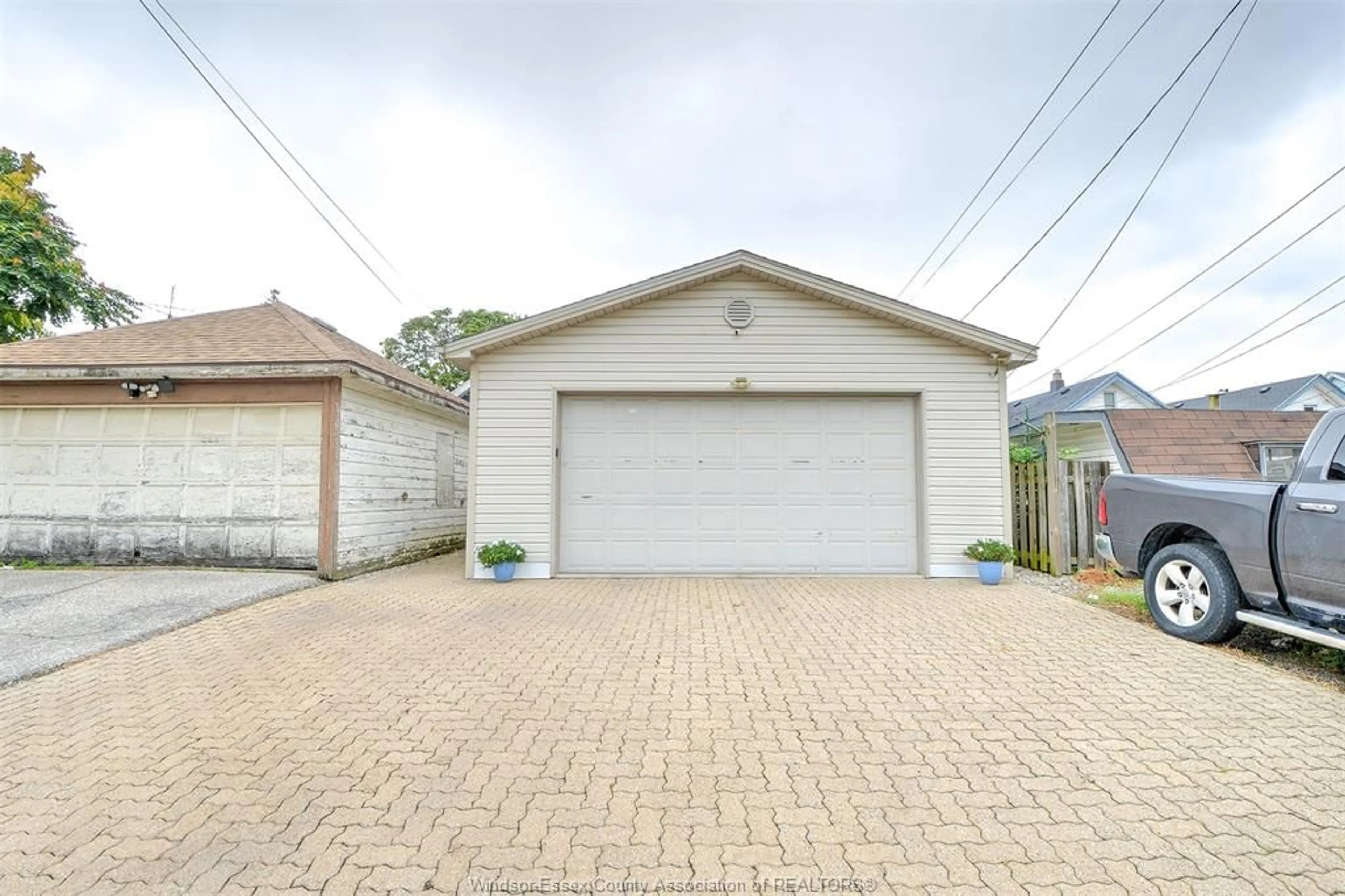 Indoor garage for 523 ELM, Windsor Ontario N9A 5H2