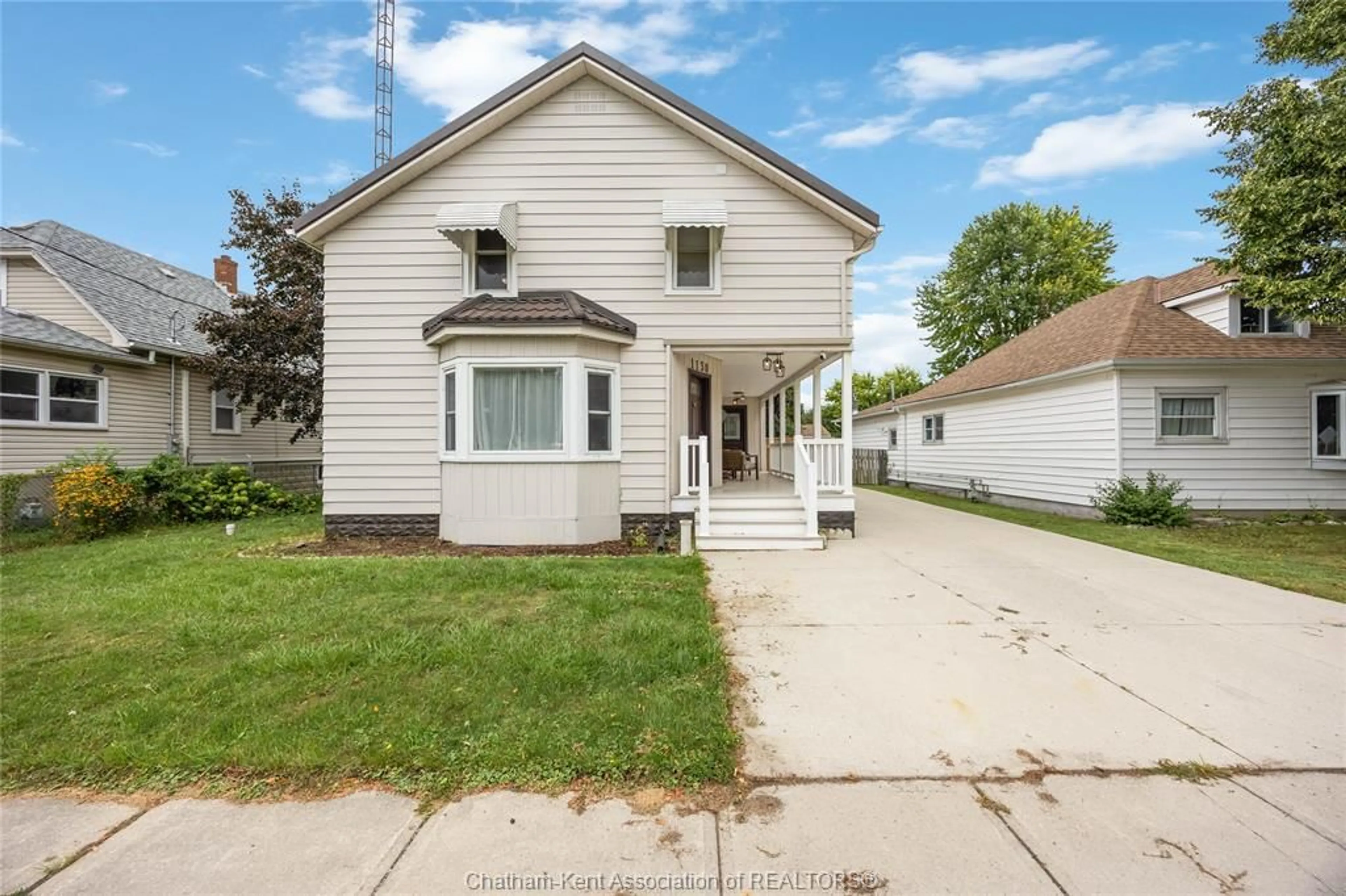 Home with vinyl exterior material, street for 1130 Elizabeth St, Wallaceburg Ontario N8A 3A8