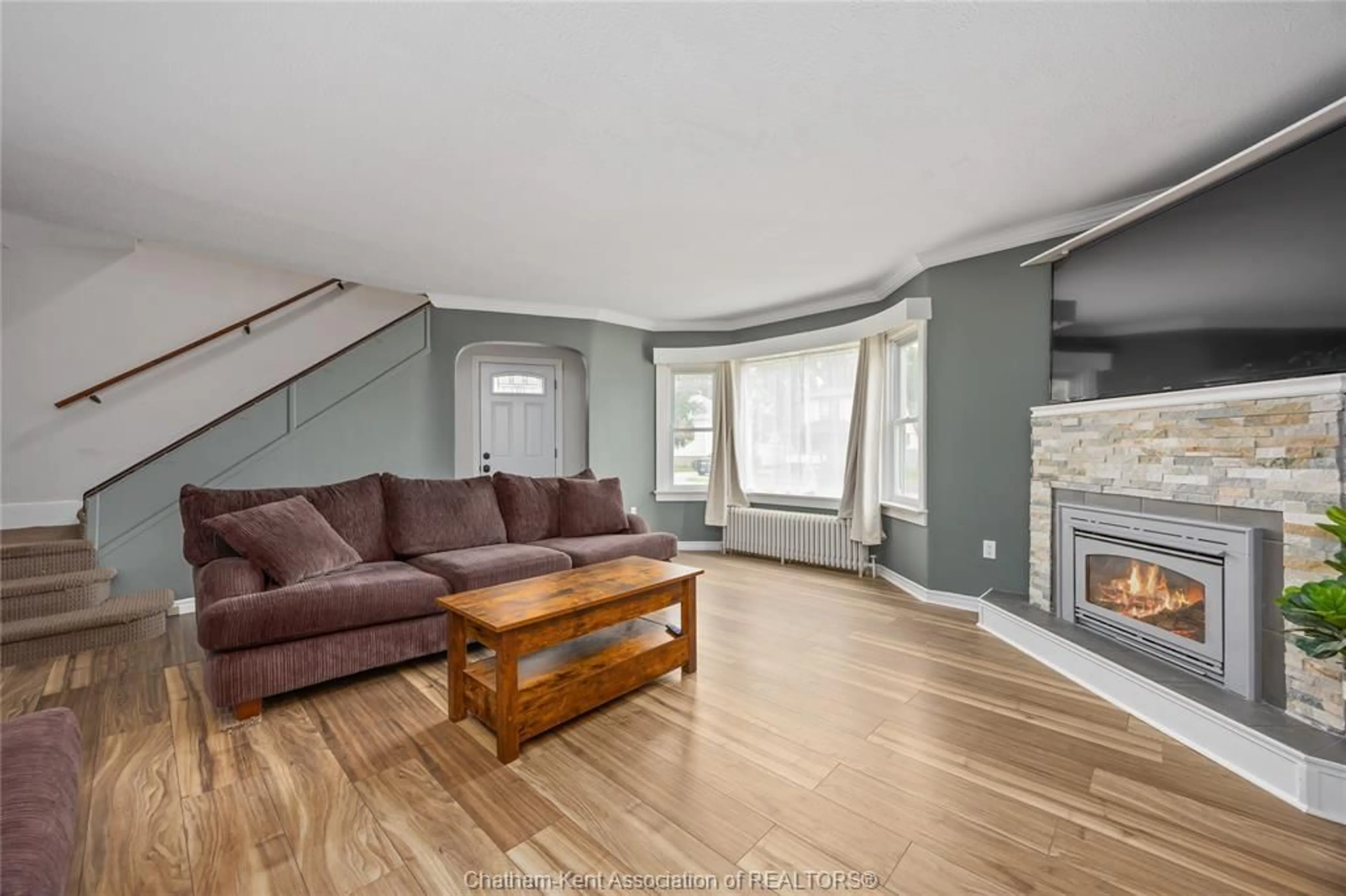 Living room with furniture, wood/laminate floor for 1130 Elizabeth St, Wallaceburg Ontario N8A 3A8