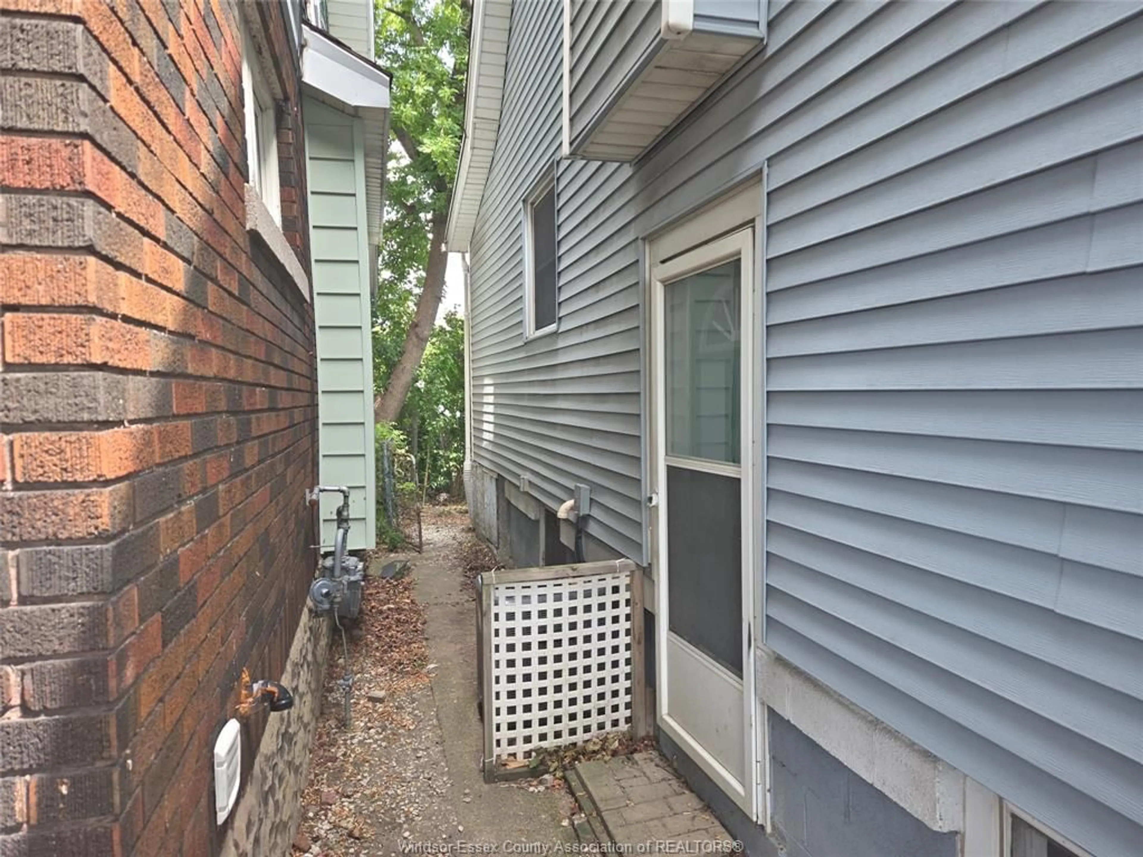 Patio, street for 1126 LOUIS Ave, Windsor Ontario N9A 1Y2