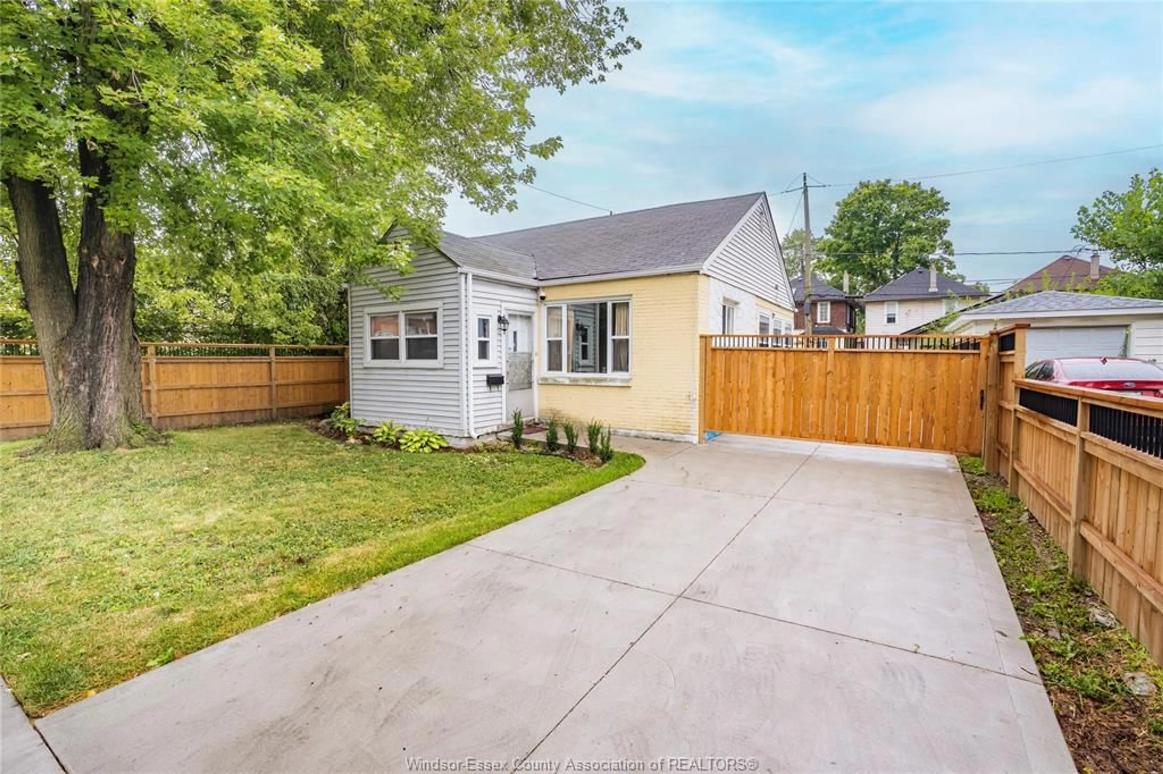 A pic from outside/outdoor area/front of a property/back of a property/a pic from drone, street for 269 JOSEPHINE Ave, Windsor Ontario N9B 2K7