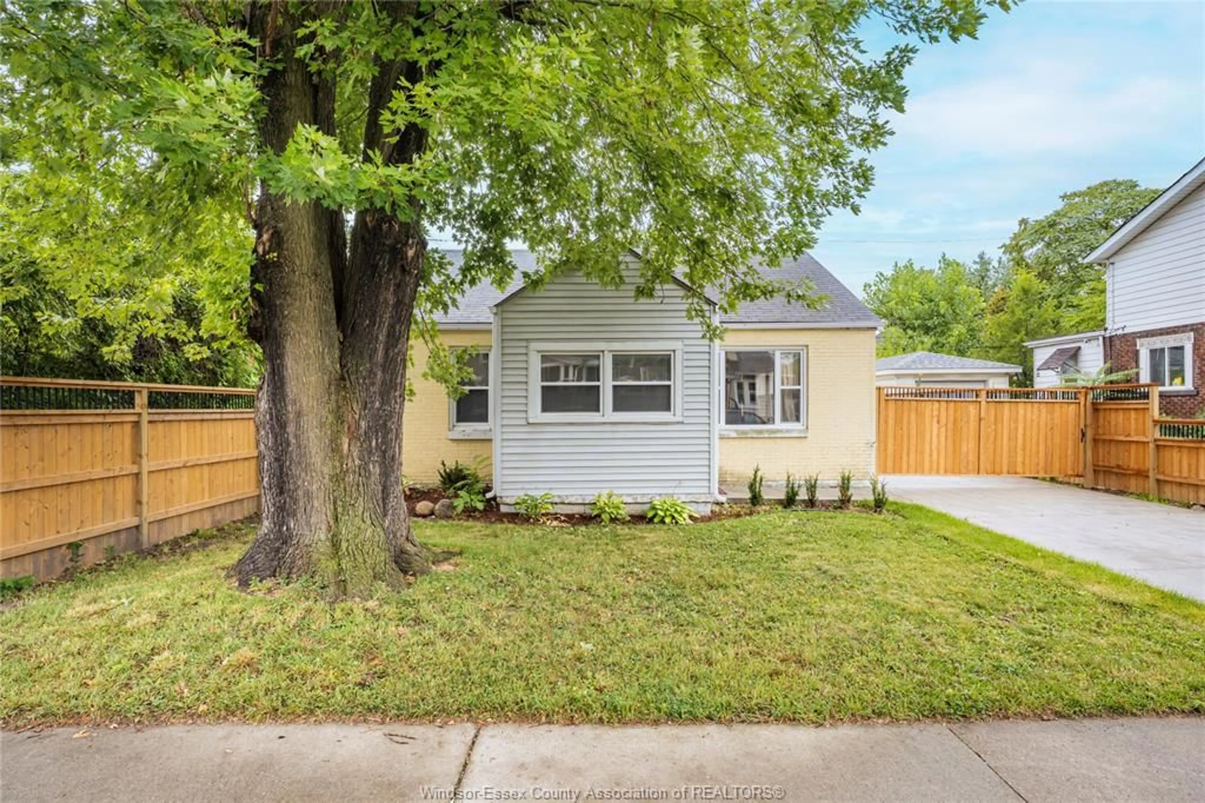 Home with vinyl exterior material, street for 269 JOSEPHINE Ave, Windsor Ontario N9B 2K7