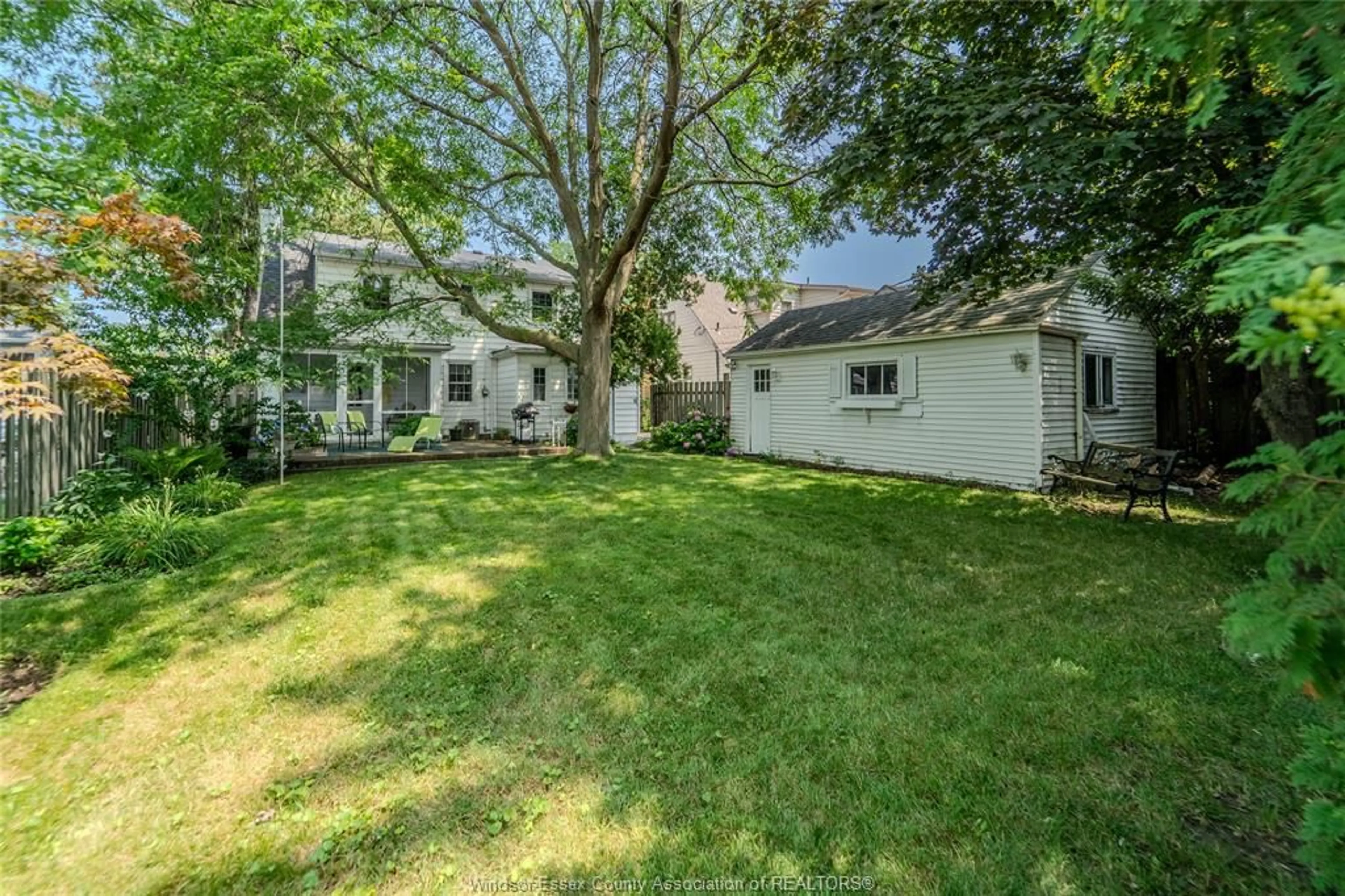 A pic from outside/outdoor area/front of a property/back of a property/a pic from drone, street for 271 FORD Blvd, Windsor Ontario N8S 2E4