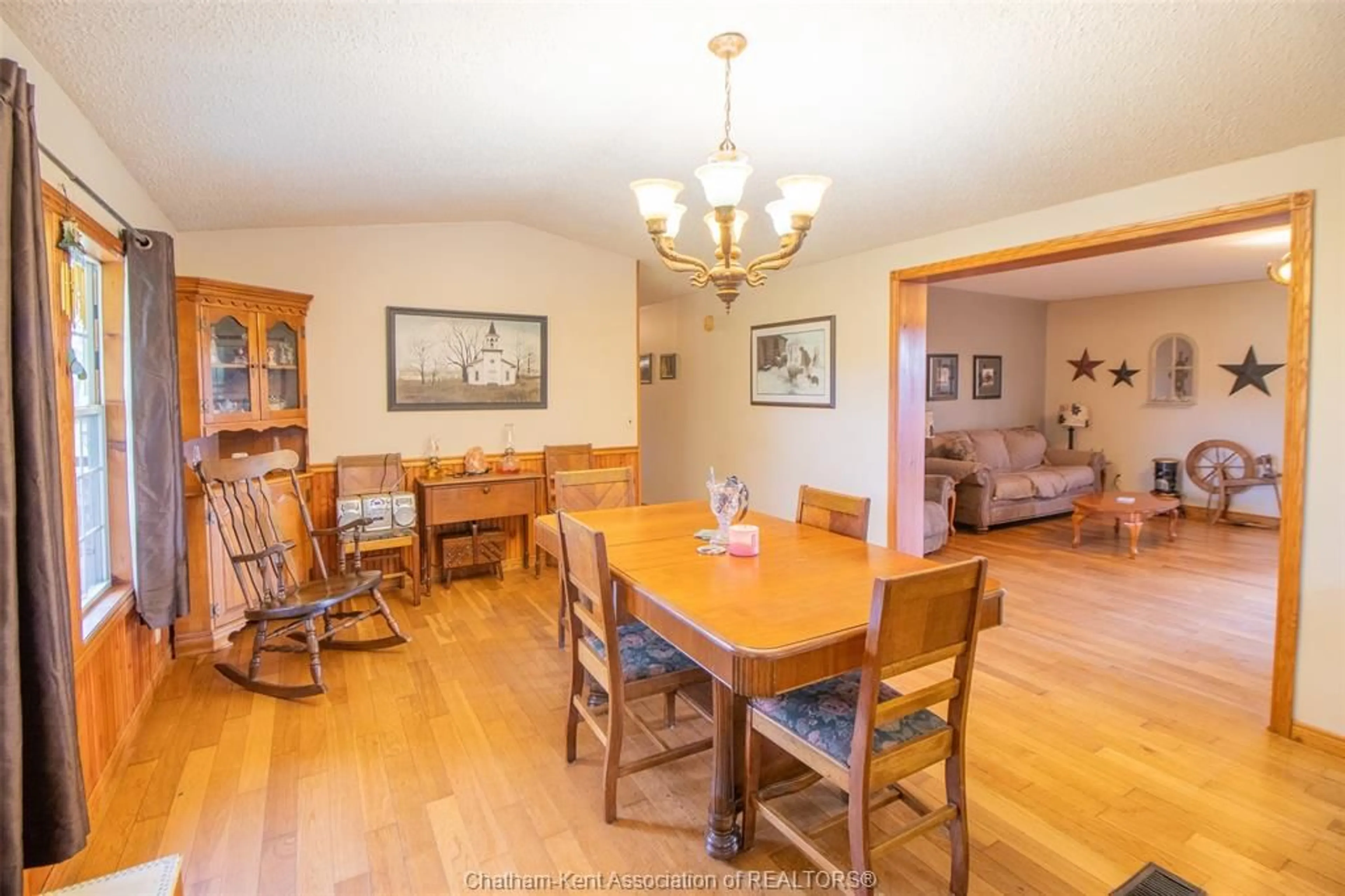 Dining room, wood/laminate floor for 710 JOHNSTON Rd, Dawn-Euphemia Ontario N0P 1C0