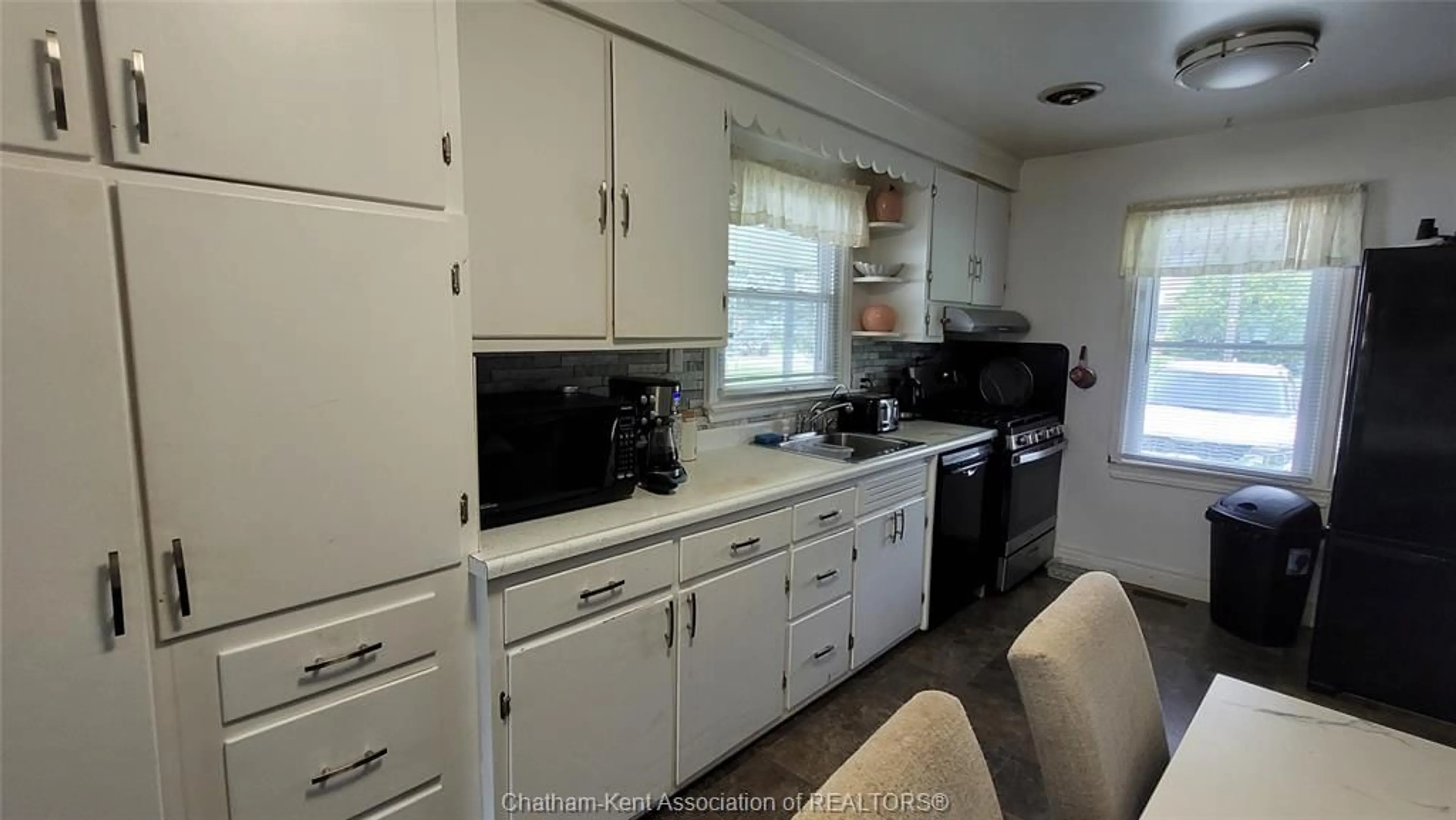 Standard kitchen, unknown for 54 Dundas St, Wallaceburg Ontario N8A 2J2