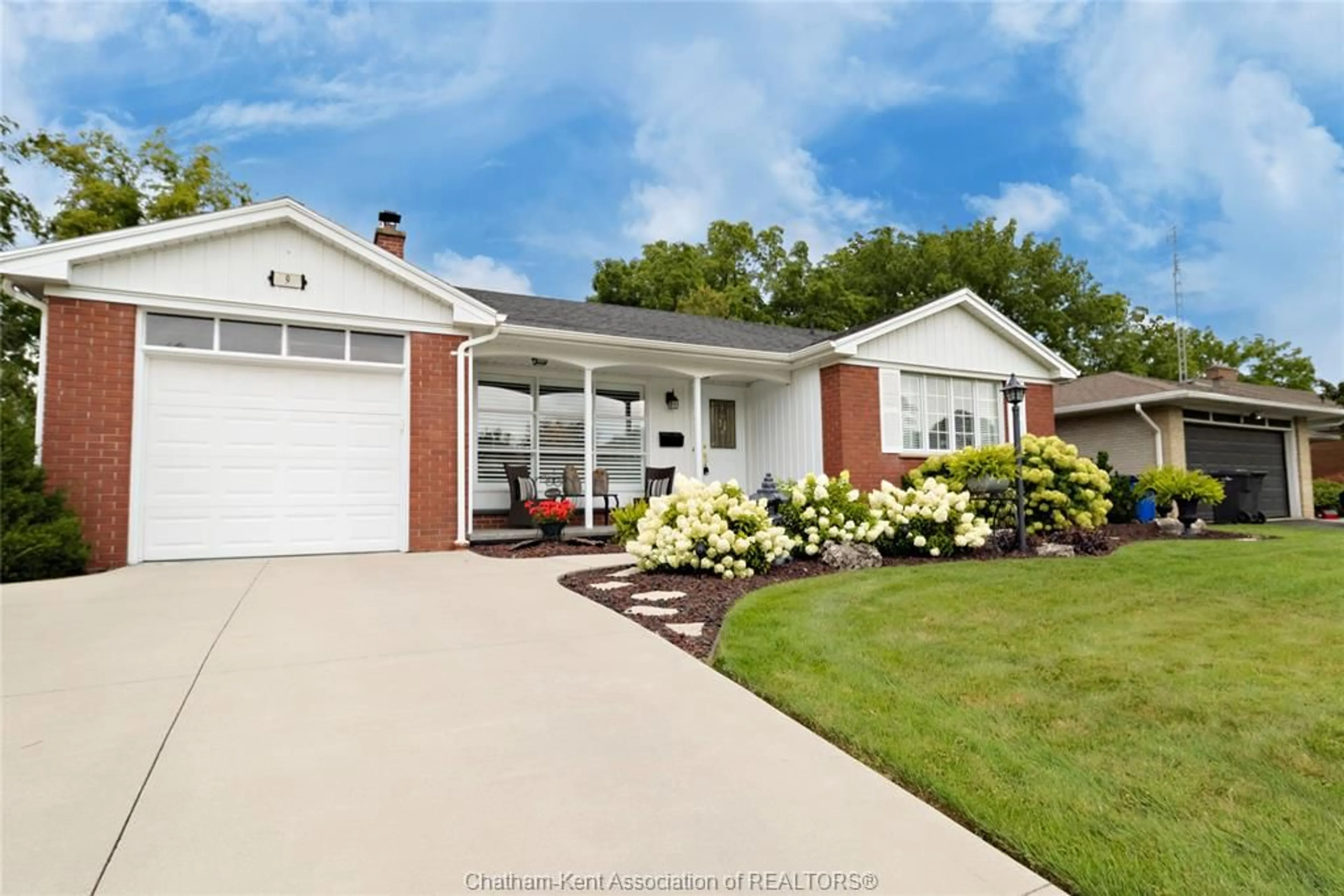 Home with vinyl exterior material, street for 9 CHIPPEWA Dr, Chatham Ontario N7M 2B3