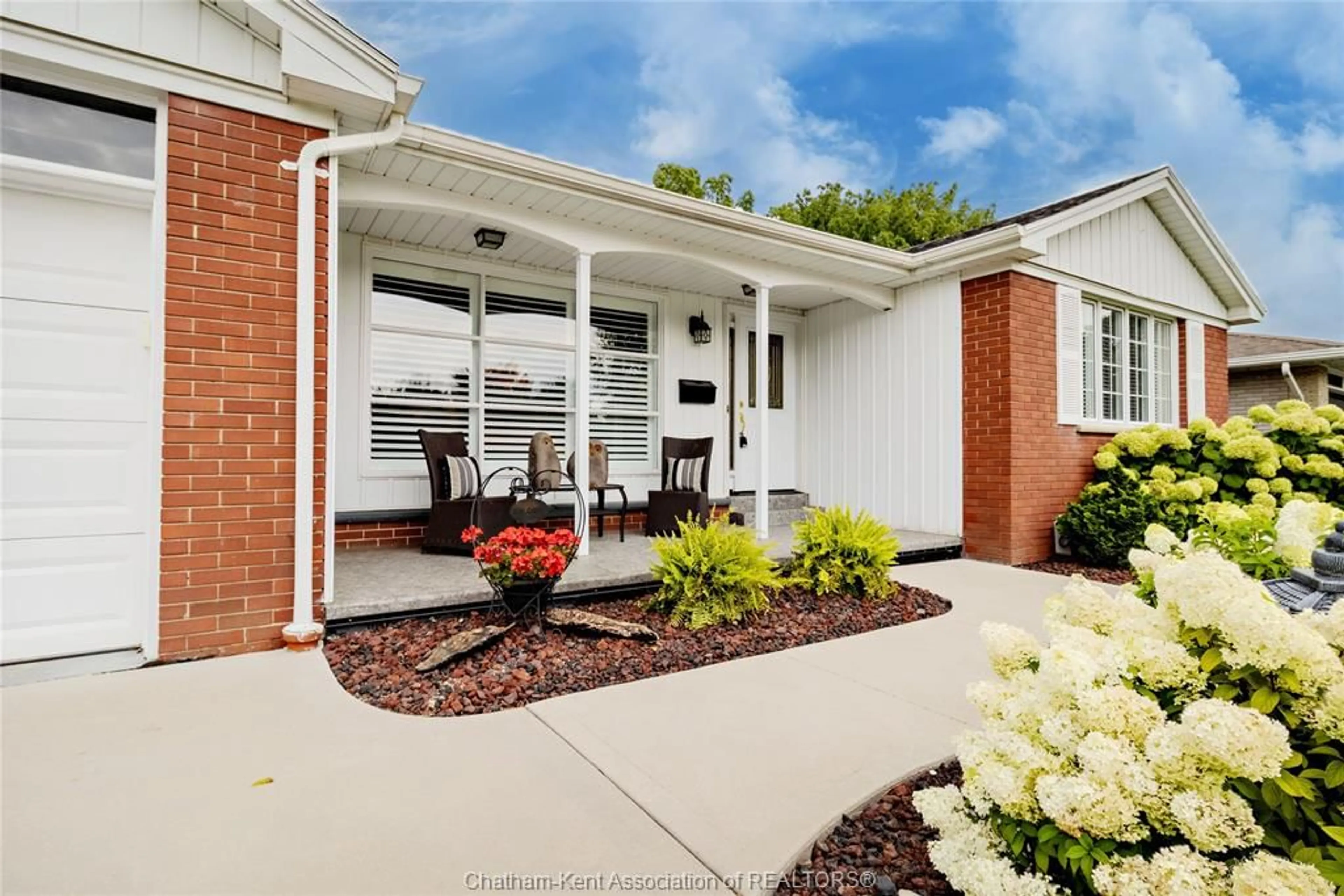 Home with vinyl exterior material, street for 9 CHIPPEWA Dr, Chatham Ontario N7M 2B3