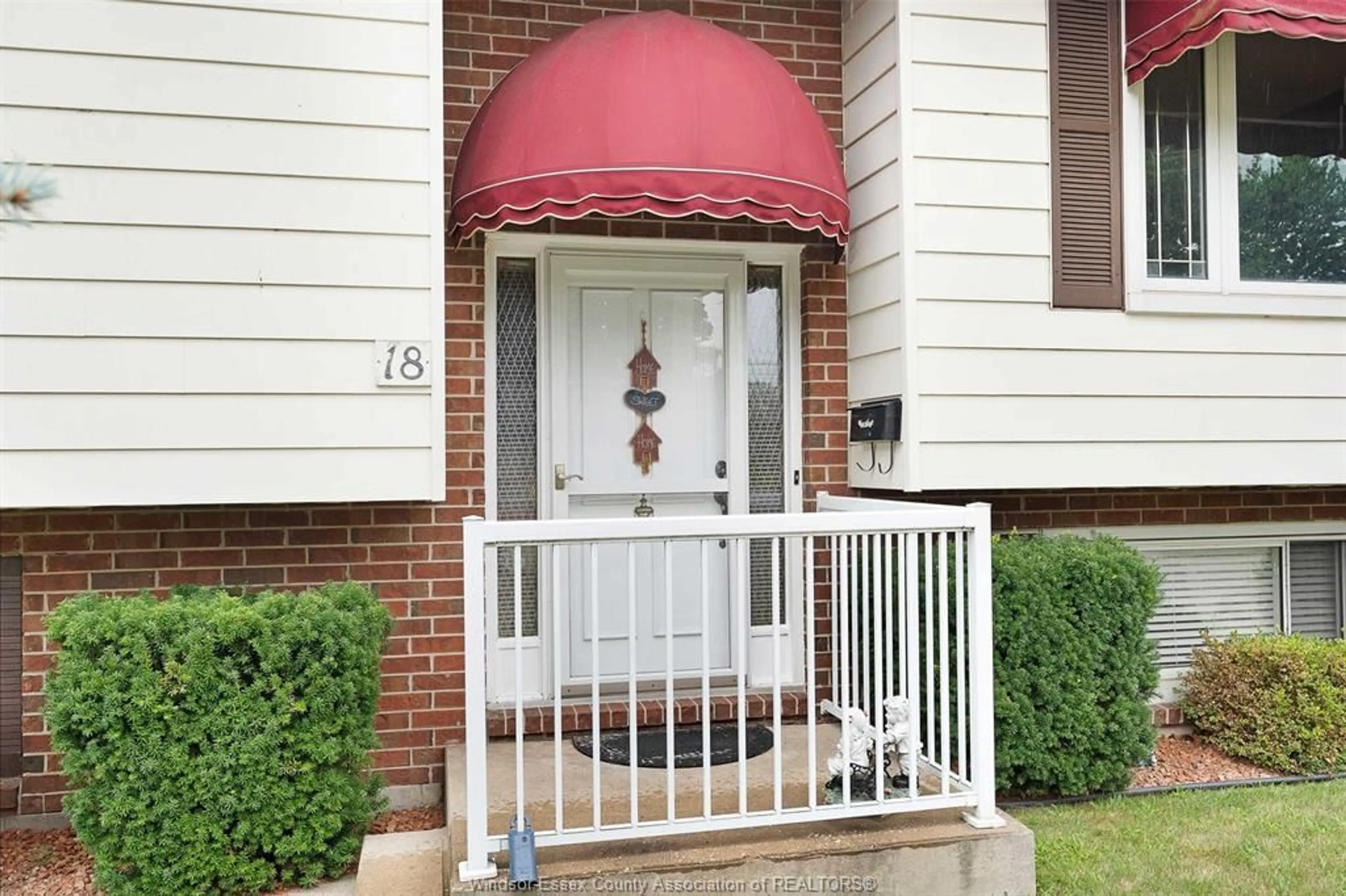 Indoor entryway for 18 Martin Dr, Leamington Ontario N8H 2R4