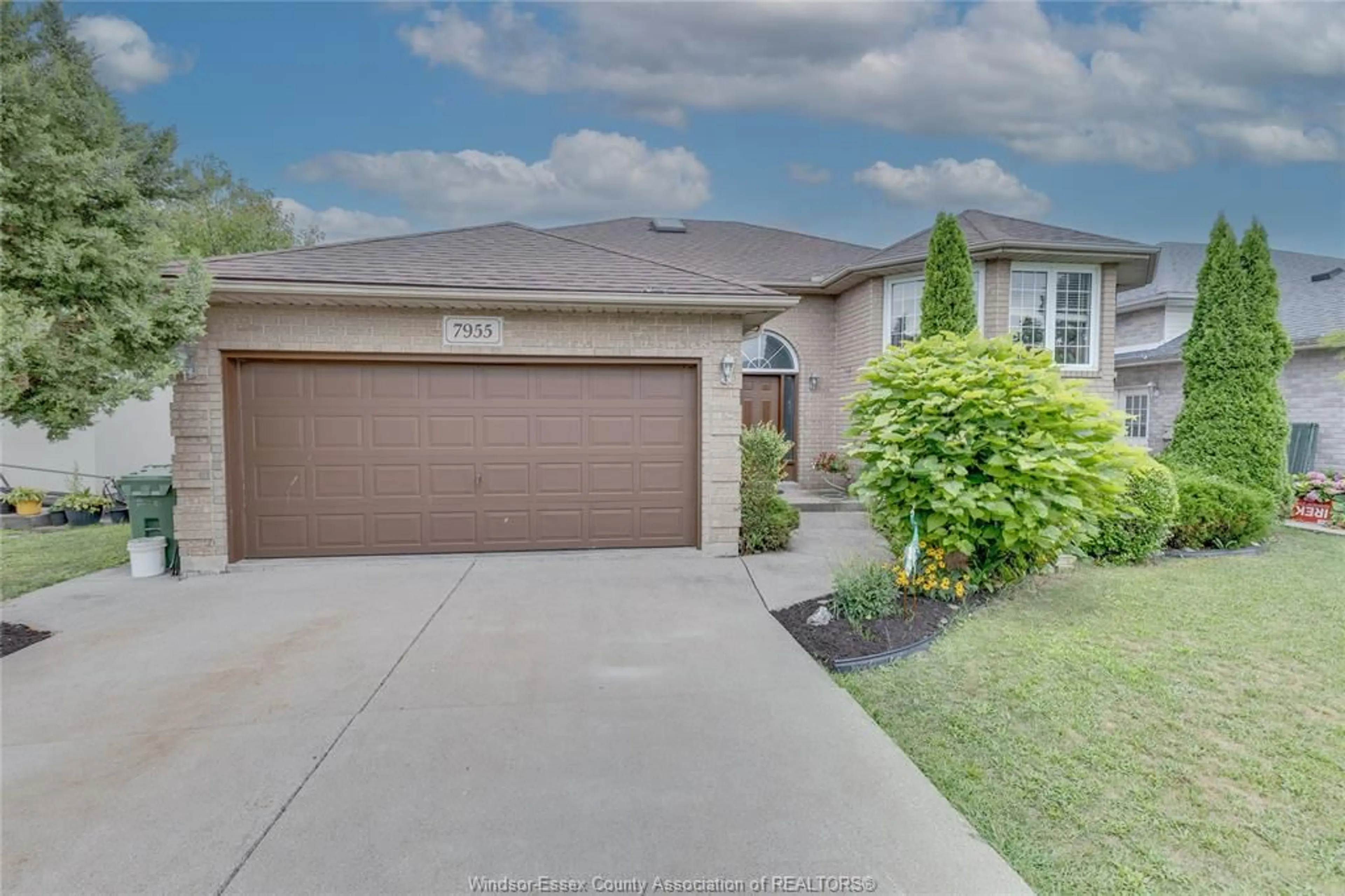 Unknown for 7955 VINCE, Windsor Ontario N8R 2M7