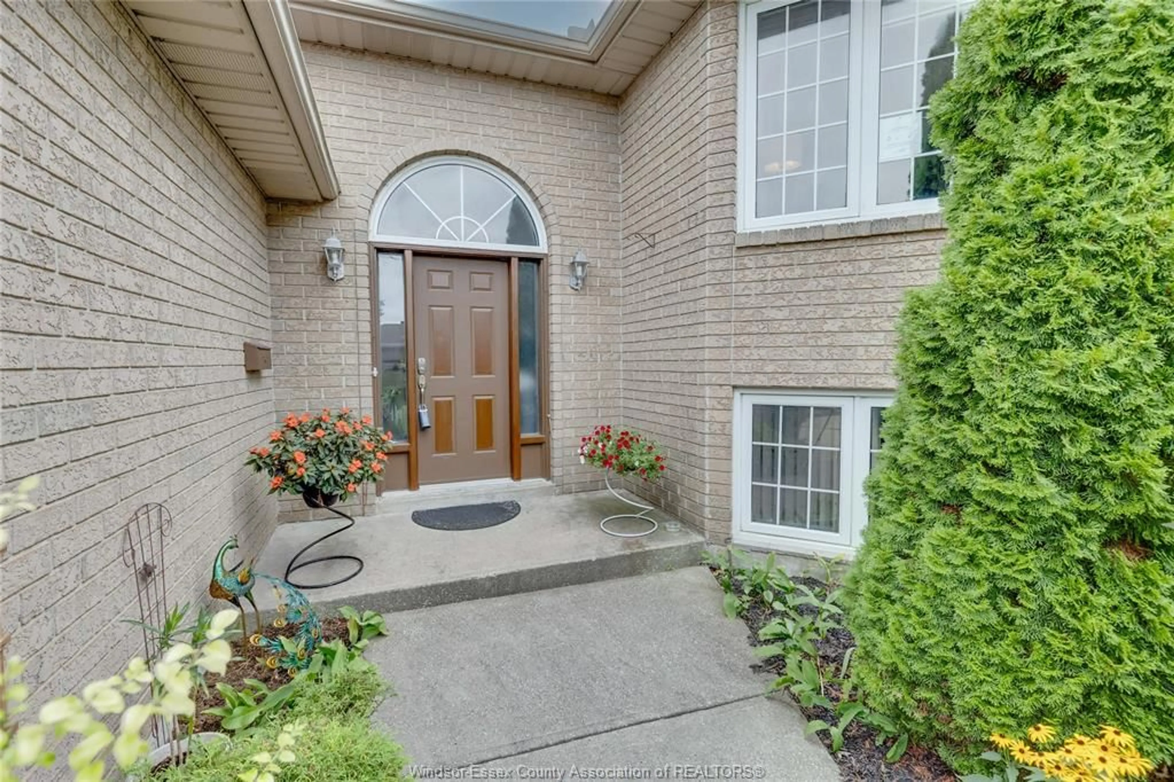 Unknown for 7955 VINCE, Windsor Ontario N8R 2M7