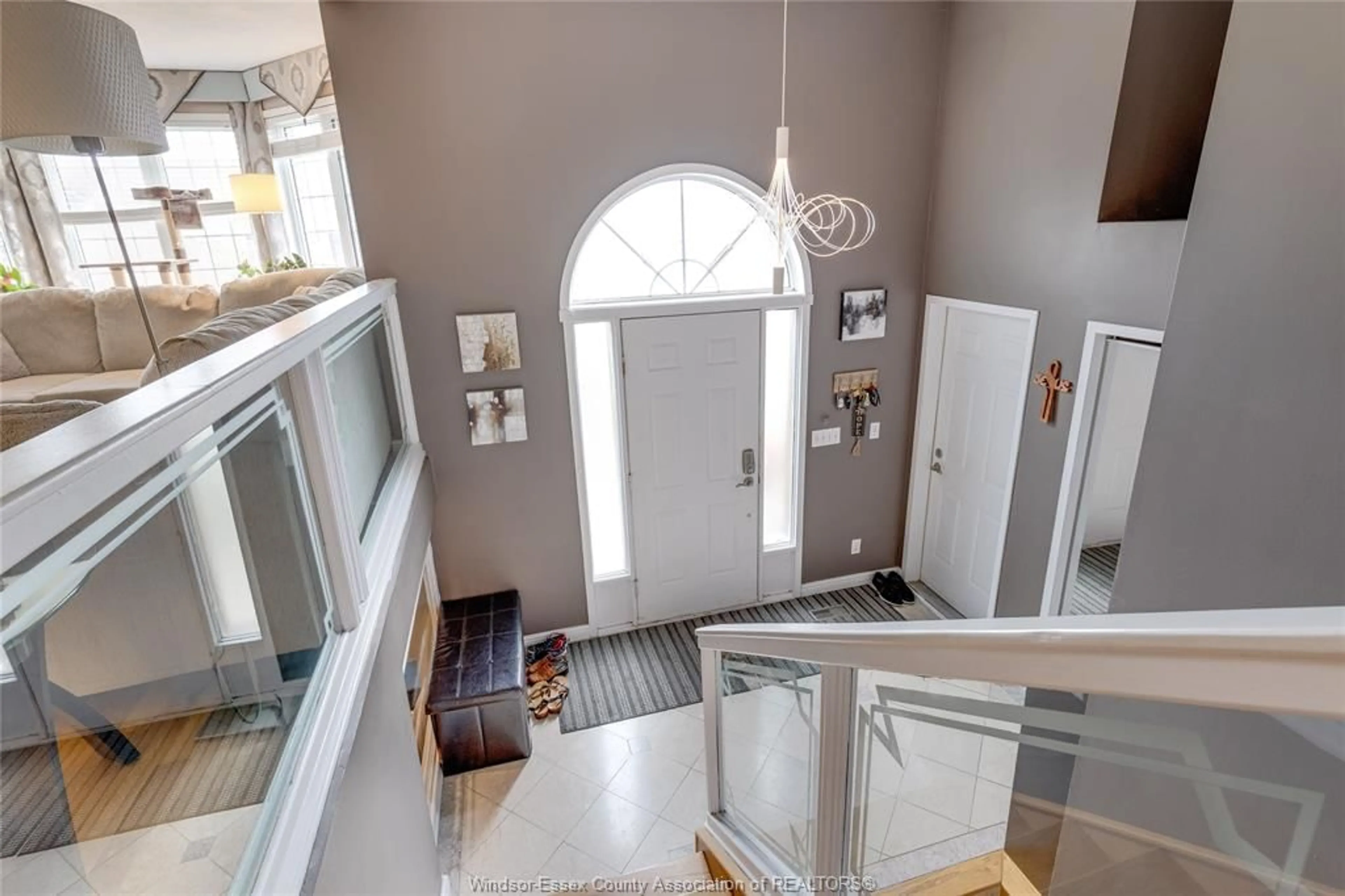 Indoor foyer for 7955 VINCE, Windsor Ontario N8R 2M7