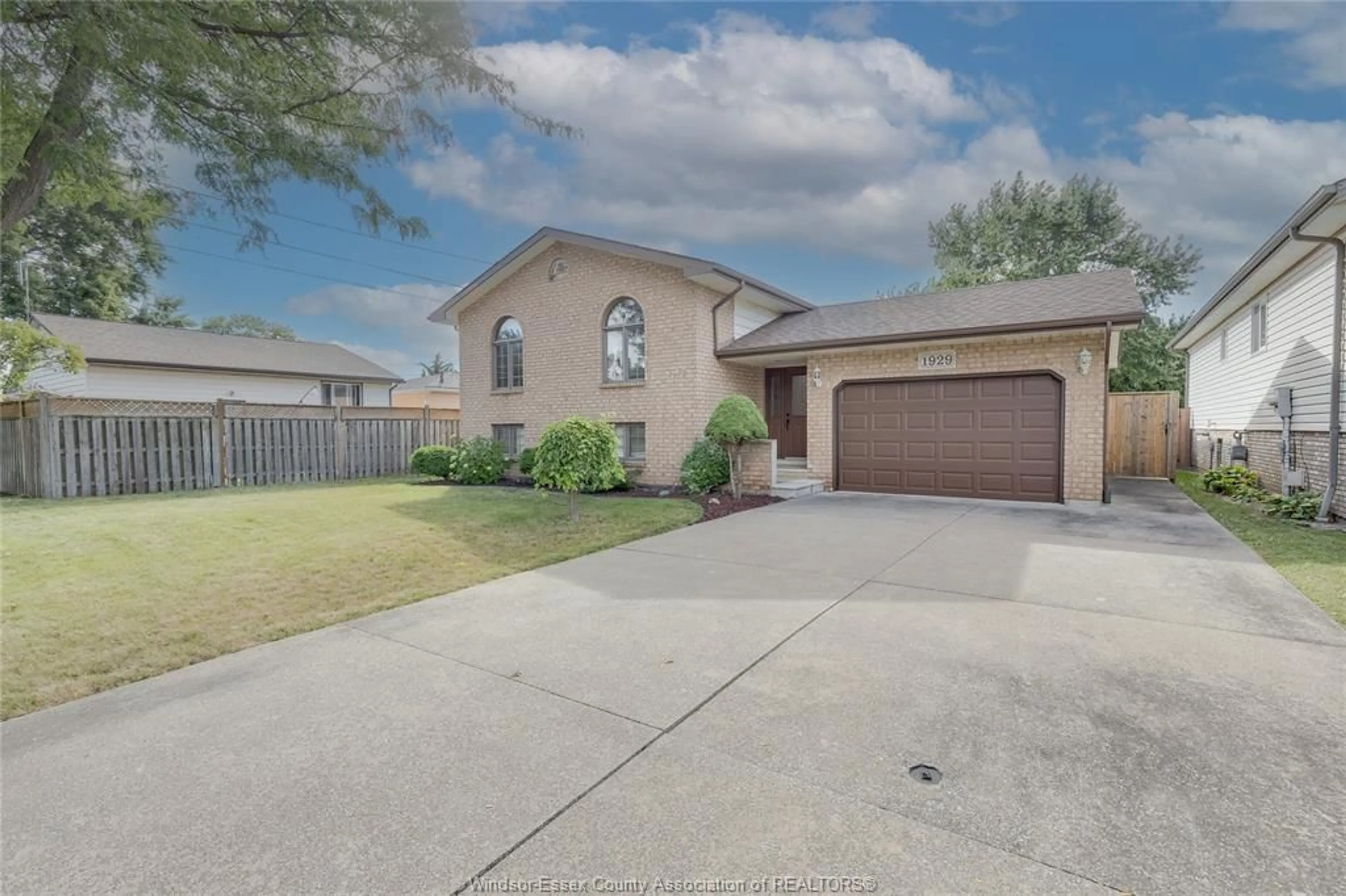 A pic from outside/outdoor area/front of a property/back of a property/a pic from drone, street for 1929 LAPPAN, Windsor Ontario N8W 5G3