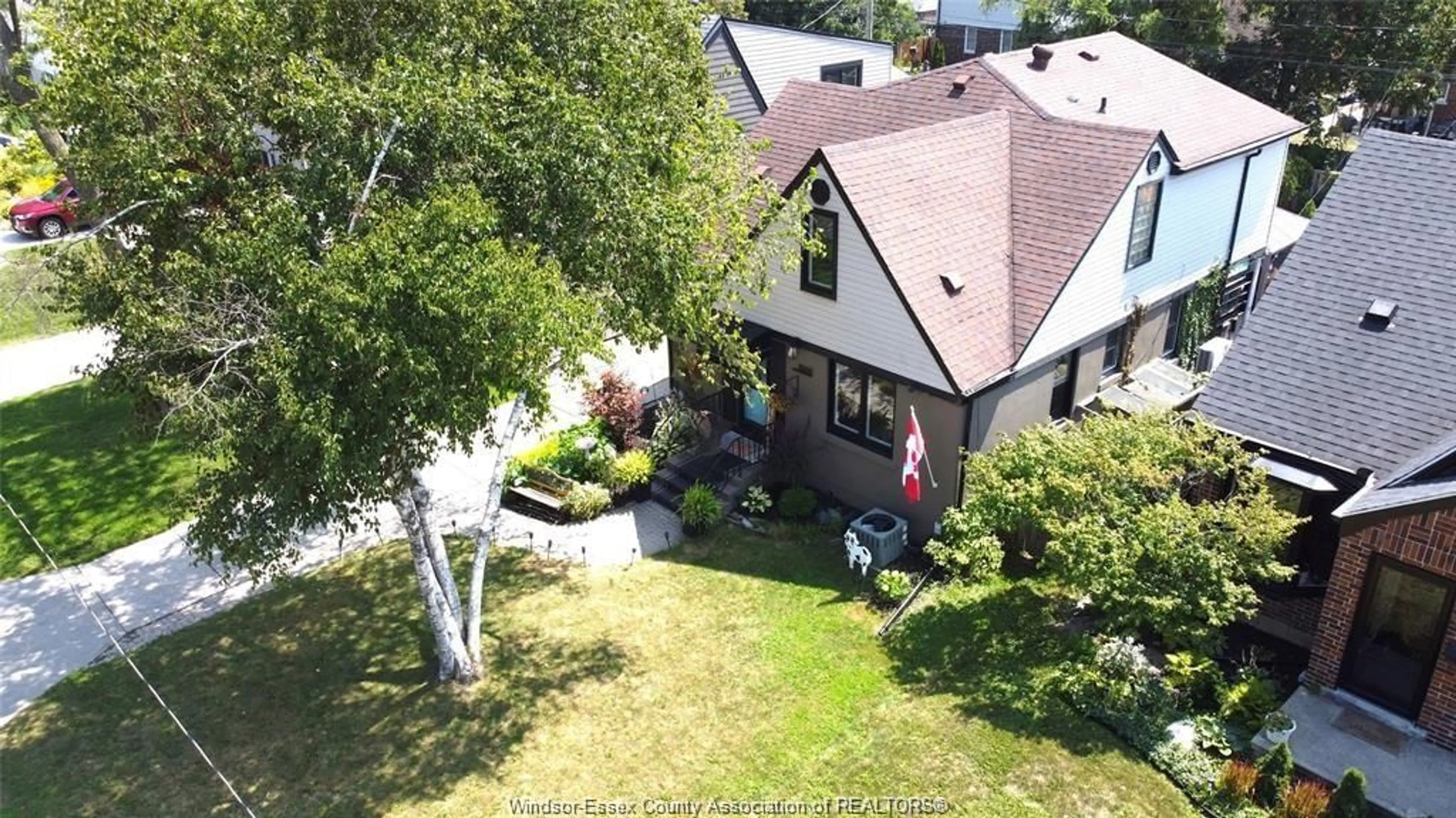 A pic from outside/outdoor area/front of a property/back of a property/a pic from drone, street for 1969 ARRAS Ave, Windsor Ontario N8W 1T4