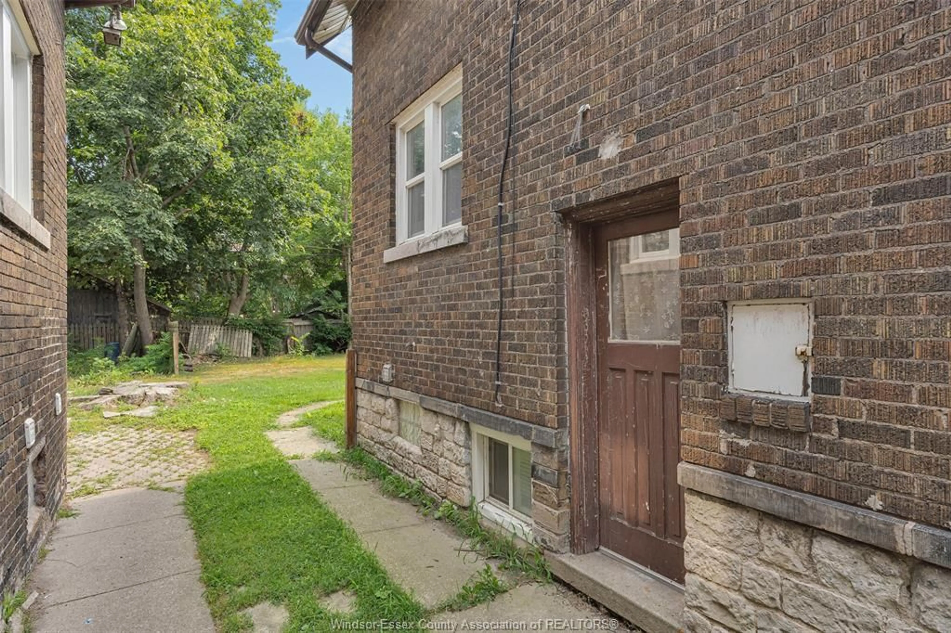 A pic from outside/outdoor area/front of a property/back of a property/a pic from drone, street for 466 RANKIN, Windsor Ontario N9B 2R7