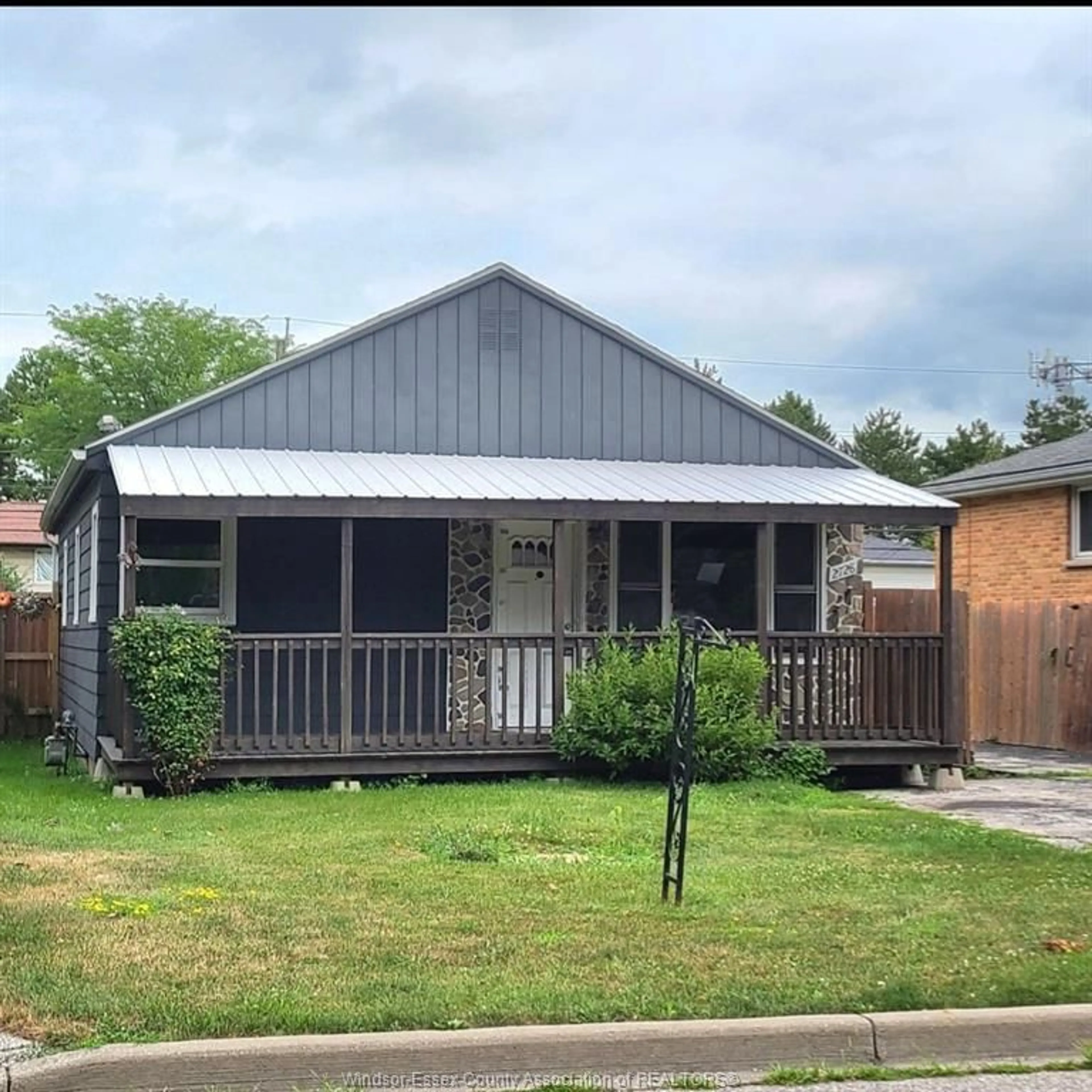 Home with vinyl exterior material, street for 2728 LLOYD GEORGE Blvd, Windsor Ontario N0R 1V0