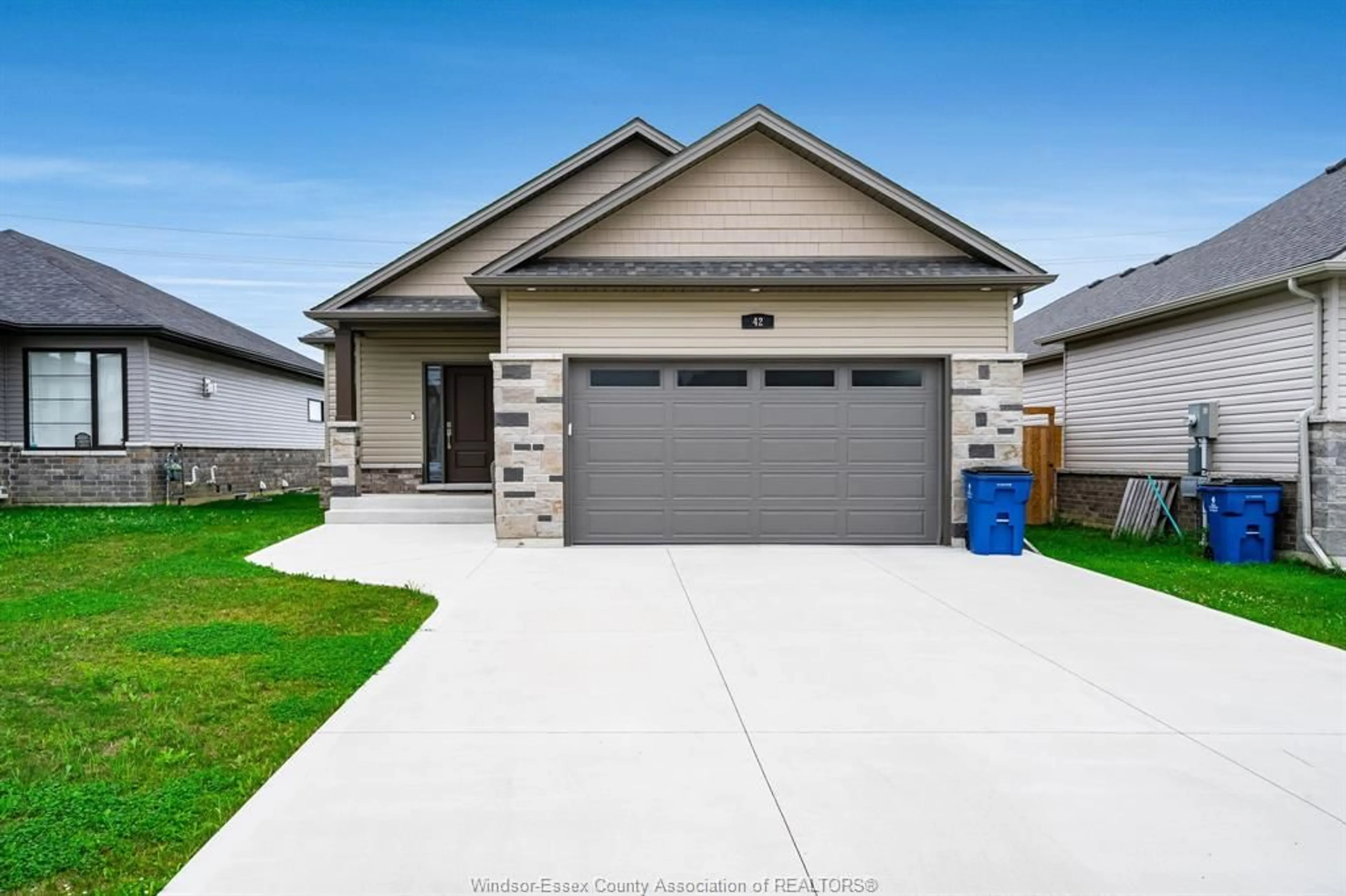 Home with vinyl exterior material, street for 42 EVENING Dr, Chatham Ontario N7L 0B6