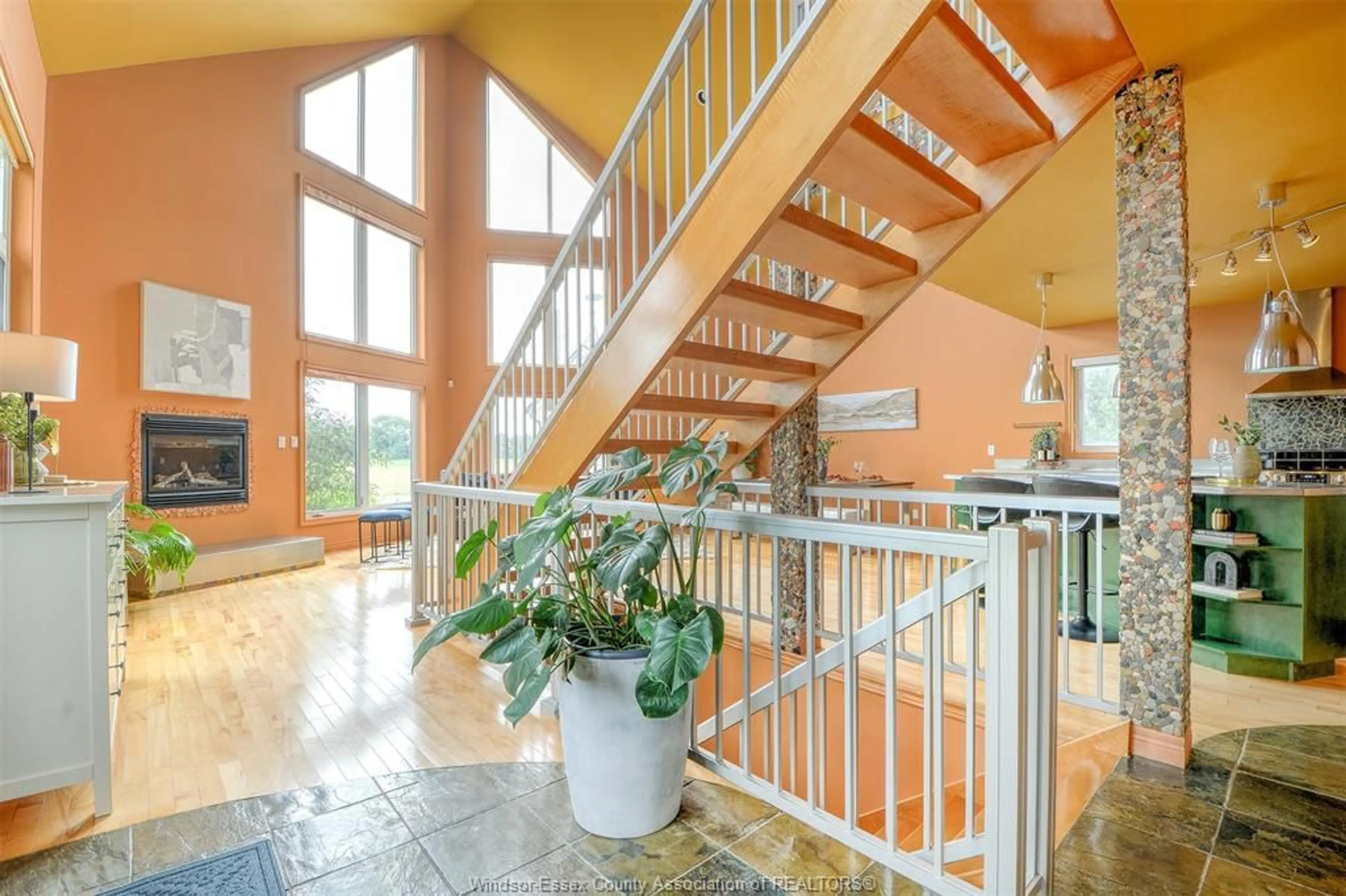 Indoor foyer for 535 ERIE, Essex Ontario N0R 1G0