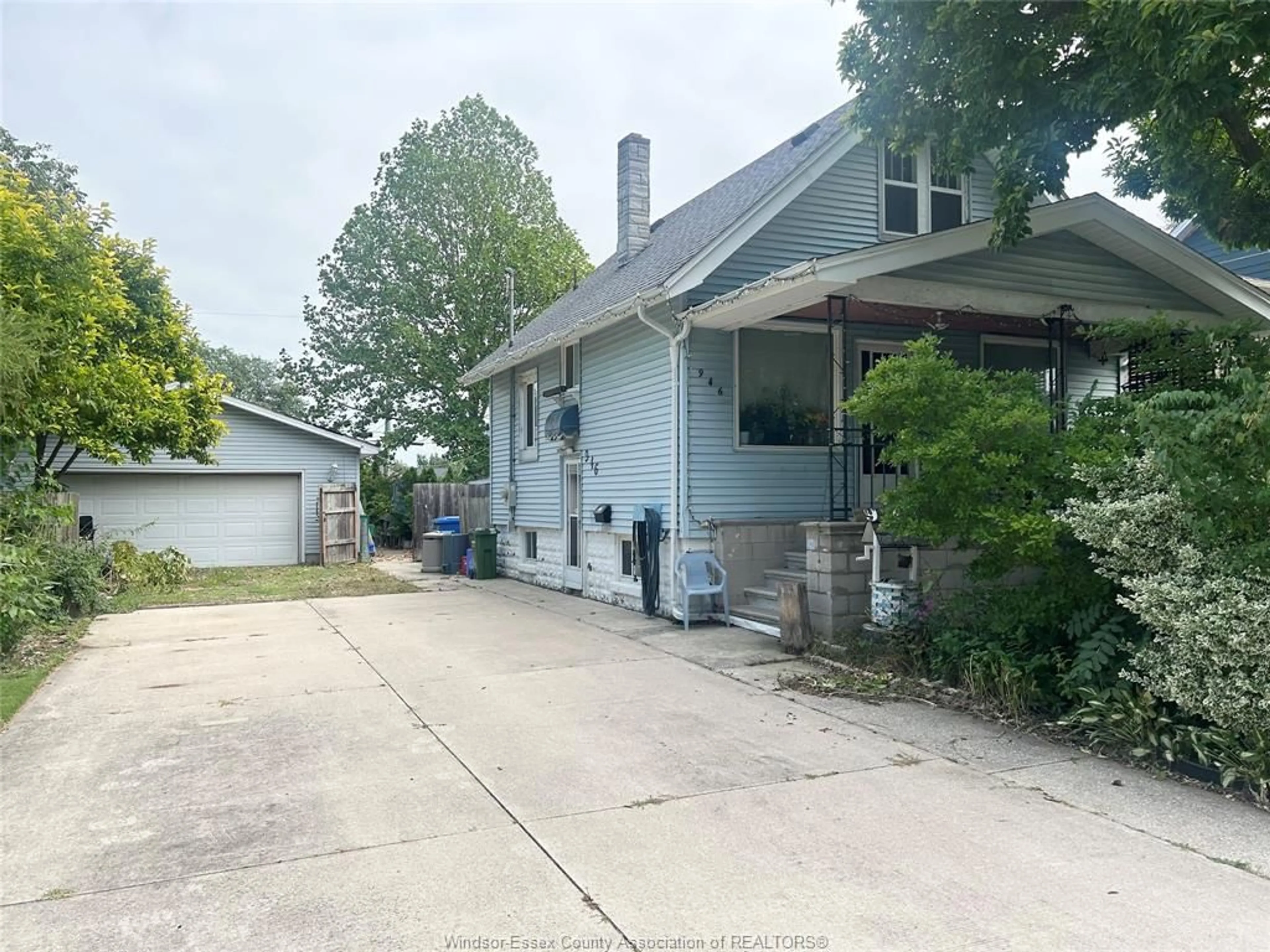 A pic from outside/outdoor area/front of a property/back of a property/a pic from drone, street for 946 Ford, Windsor Ontario N8S 2E9