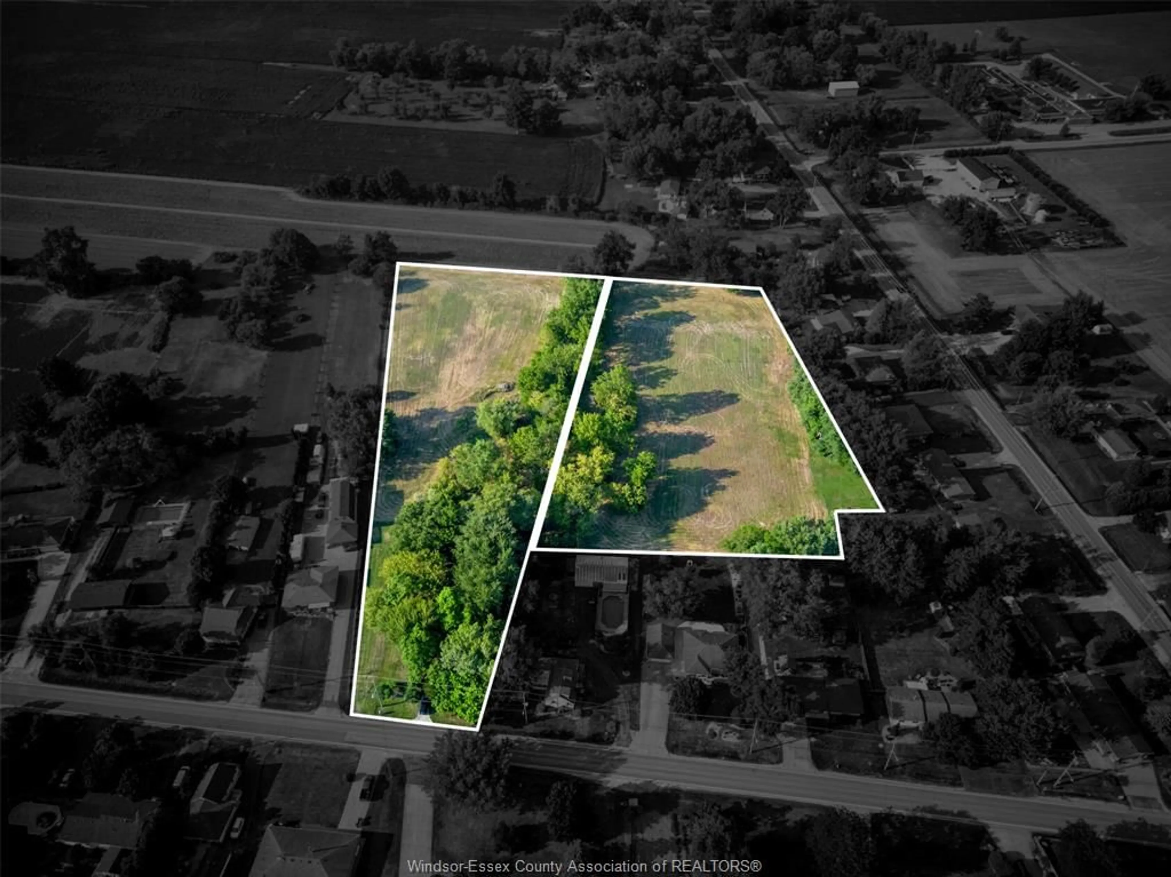 A pic from outside/outdoor area/front of a property/back of a property/a pic from drone, street for 1097 MARTIN Lane, LaSalle Ontario N9J 2R2