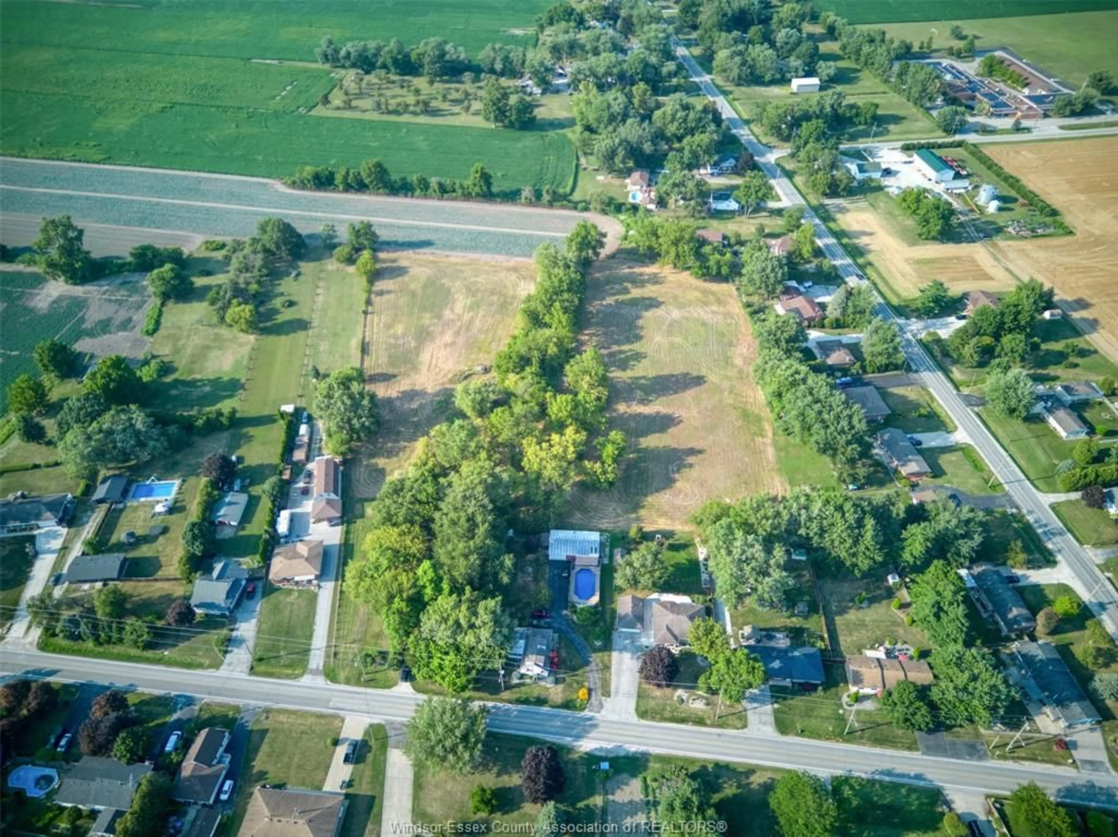 A pic from outside/outdoor area/front of a property/back of a property/a pic from drone, street for 1097 MARTIN Lane, LaSalle Ontario N9J 2R2