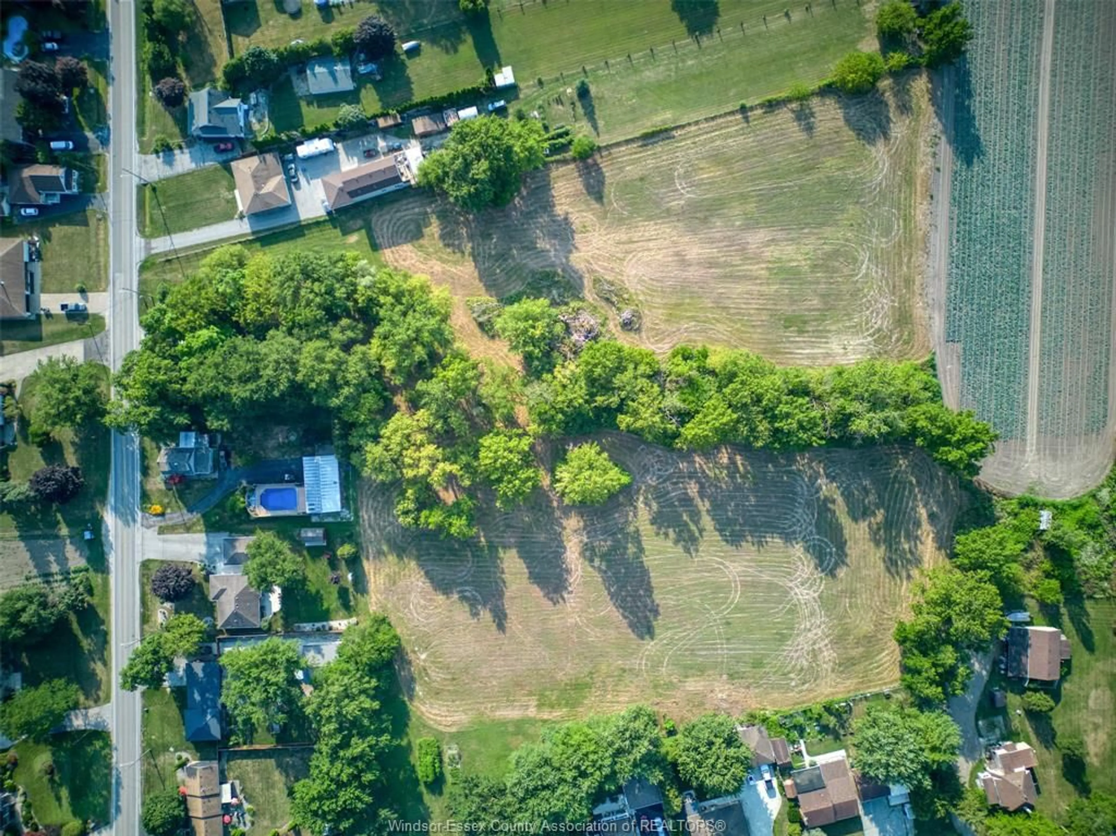 A pic from outside/outdoor area/front of a property/back of a property/a pic from drone, street for 1097 MARTIN Lane, LaSalle Ontario N9J 2R2