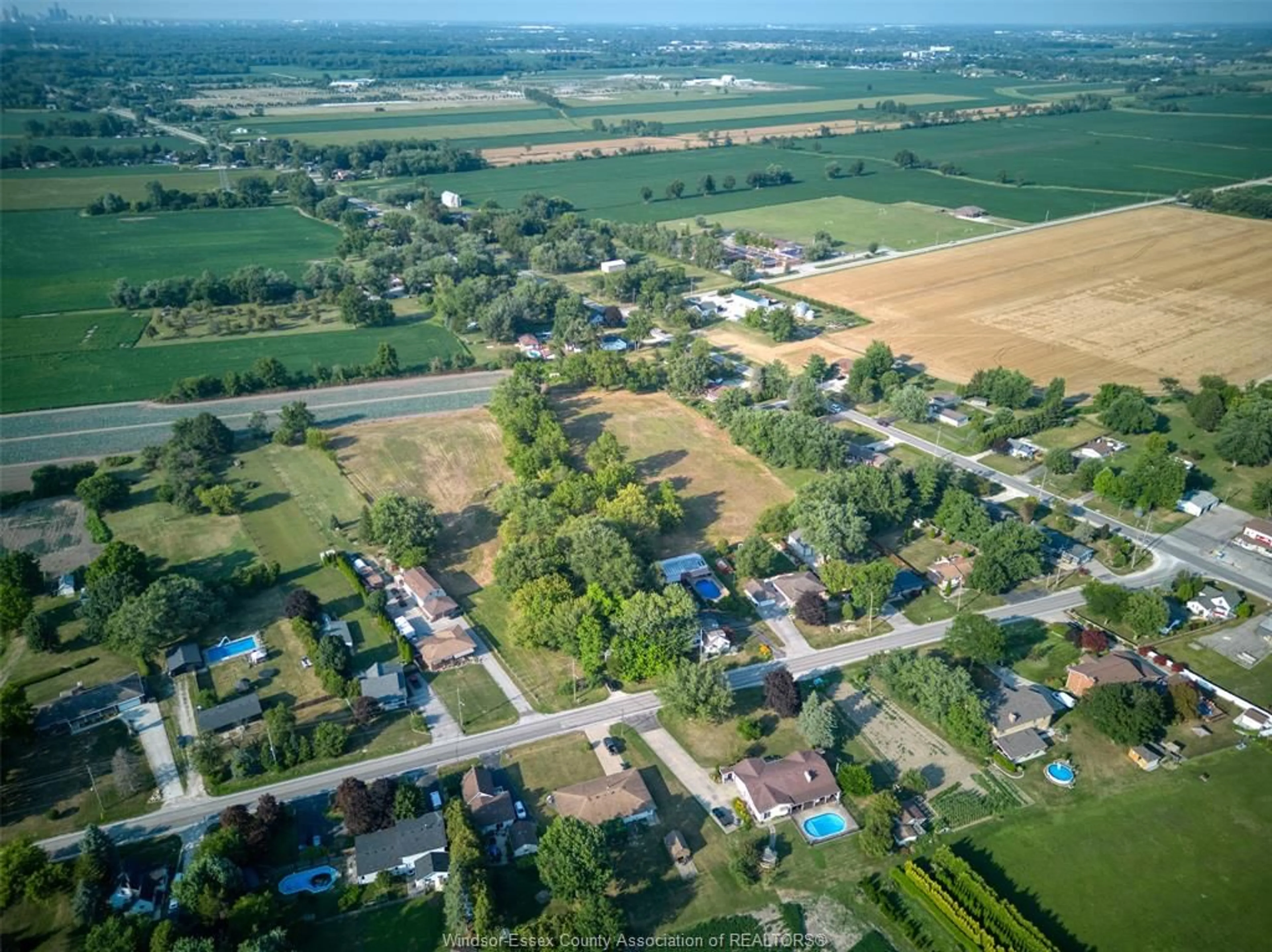 A pic from outside/outdoor area/front of a property/back of a property/a pic from drone, street for 1097 MARTIN Lane, LaSalle Ontario N9J 2R2